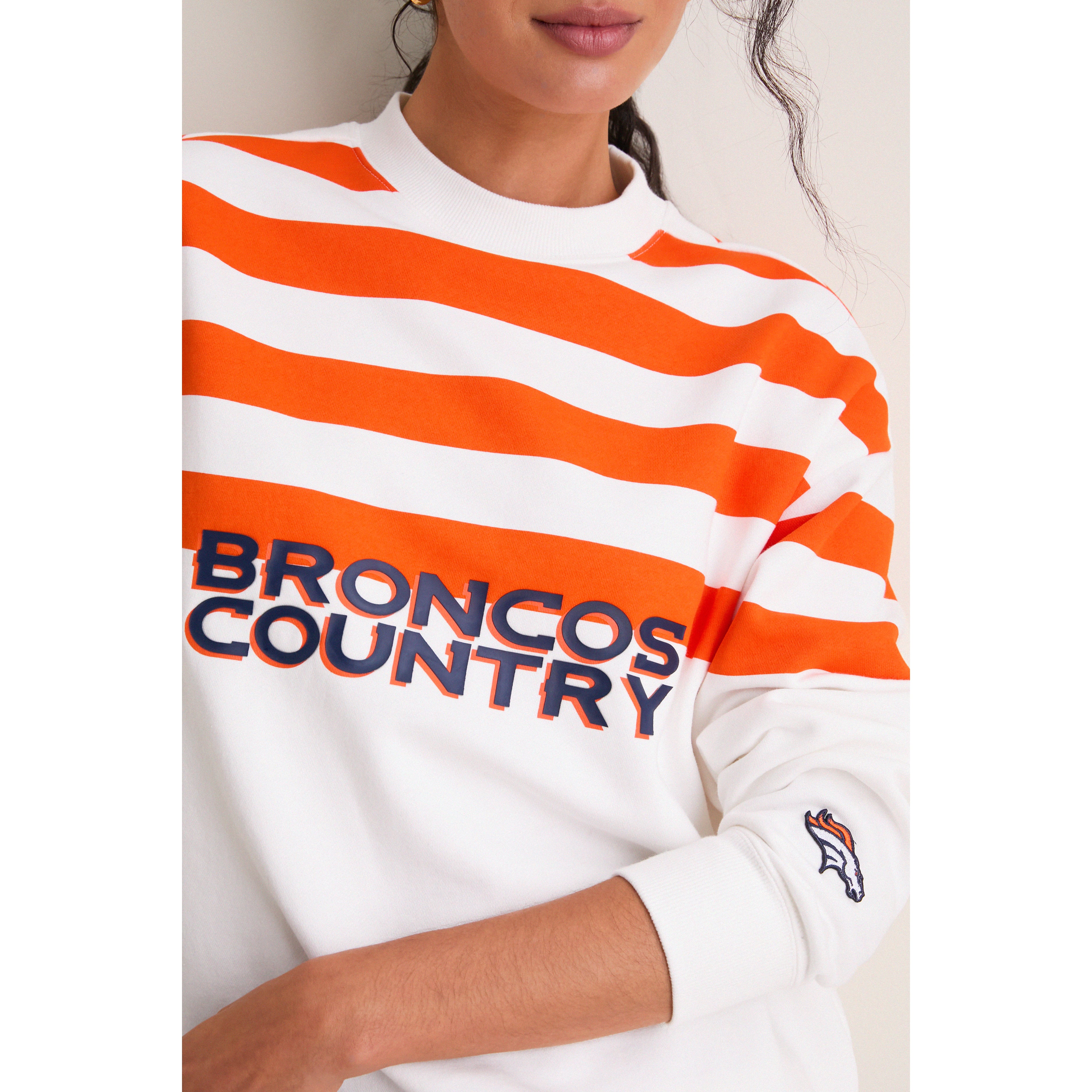 Sweat-shirt rayé blanc et orange Denver Broncos pour femme Tuckernuck