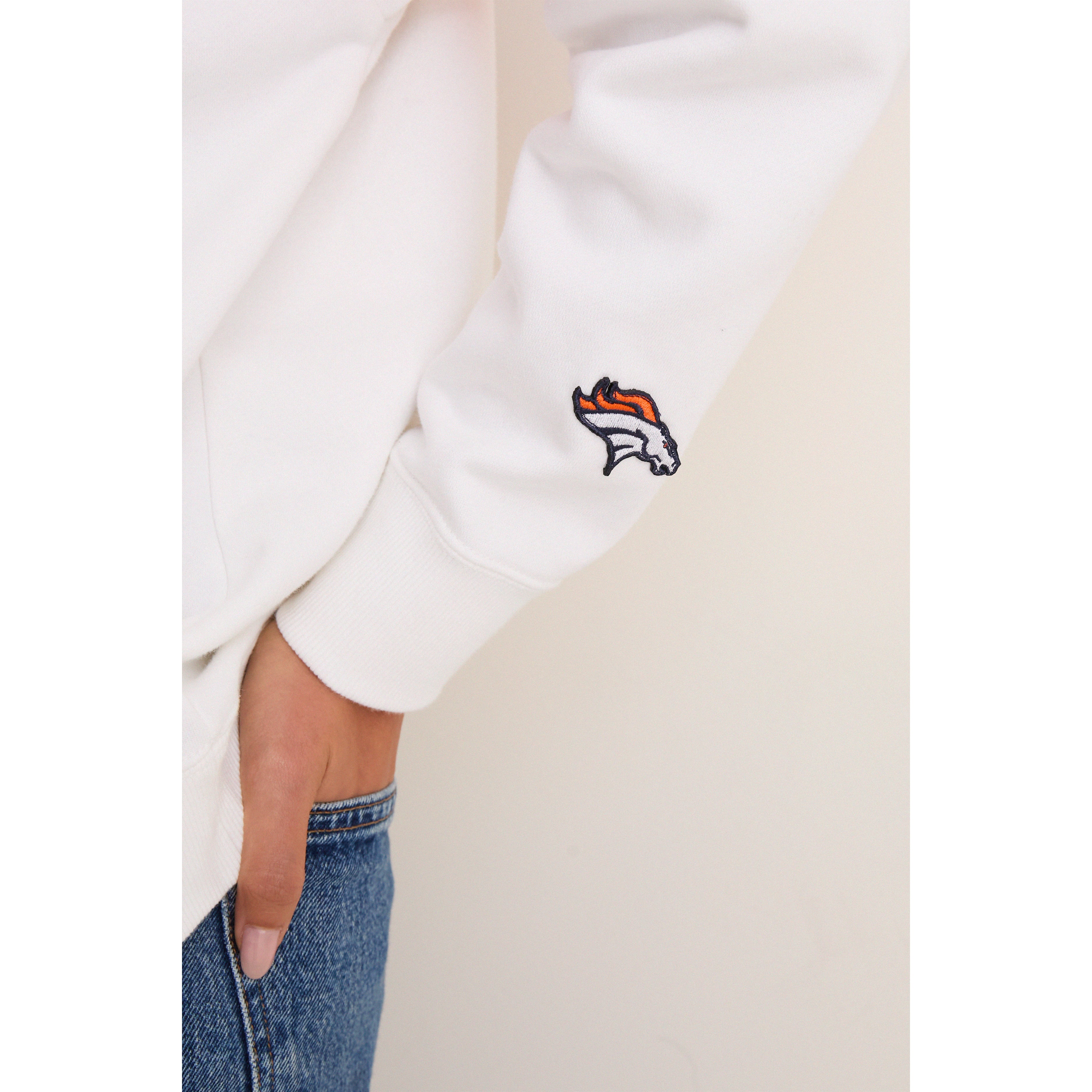 Sweat-shirt rayé blanc et orange Denver Broncos pour femme Tuckernuck