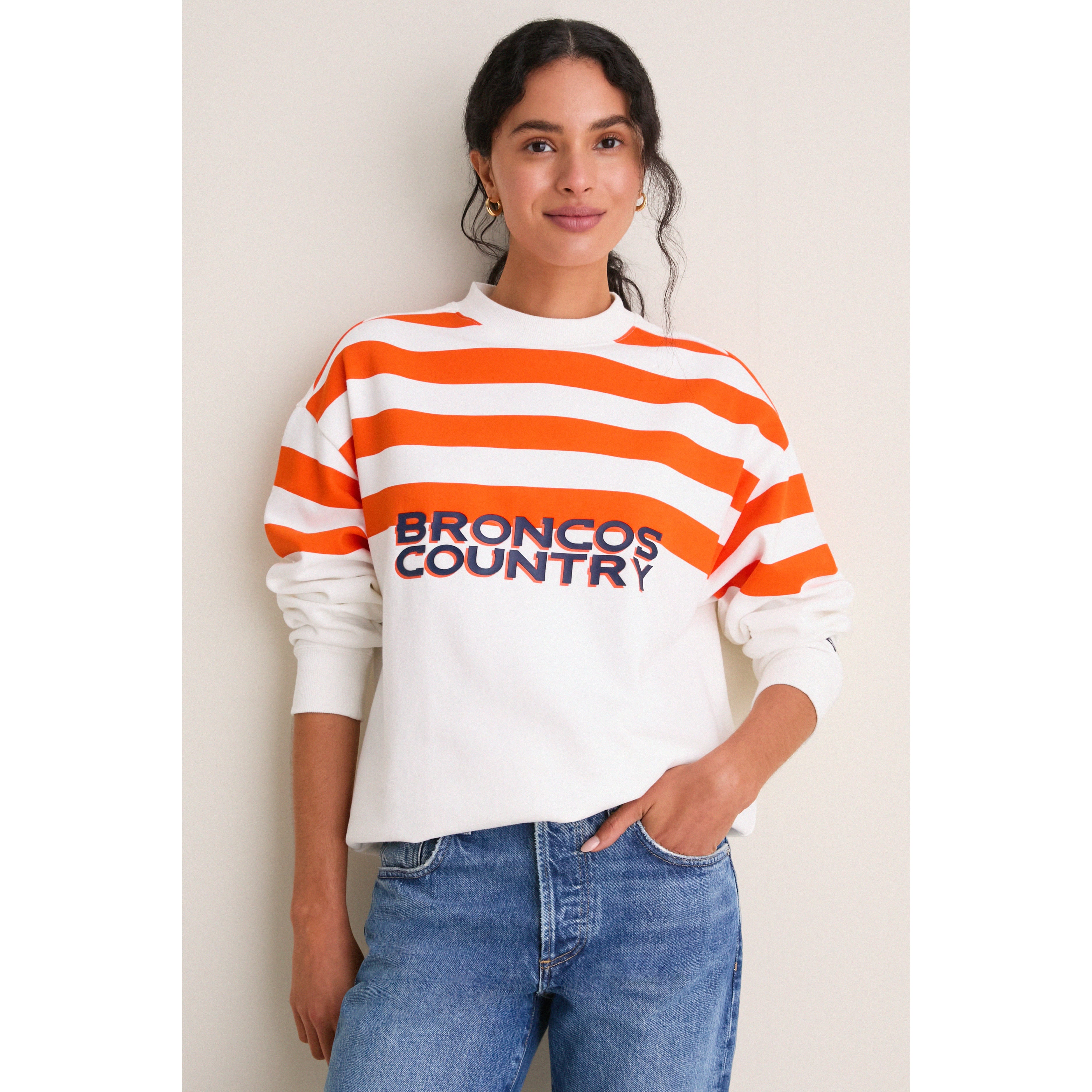 Sweat-shirt rayé blanc et orange Denver Broncos pour femme Tuckernuck