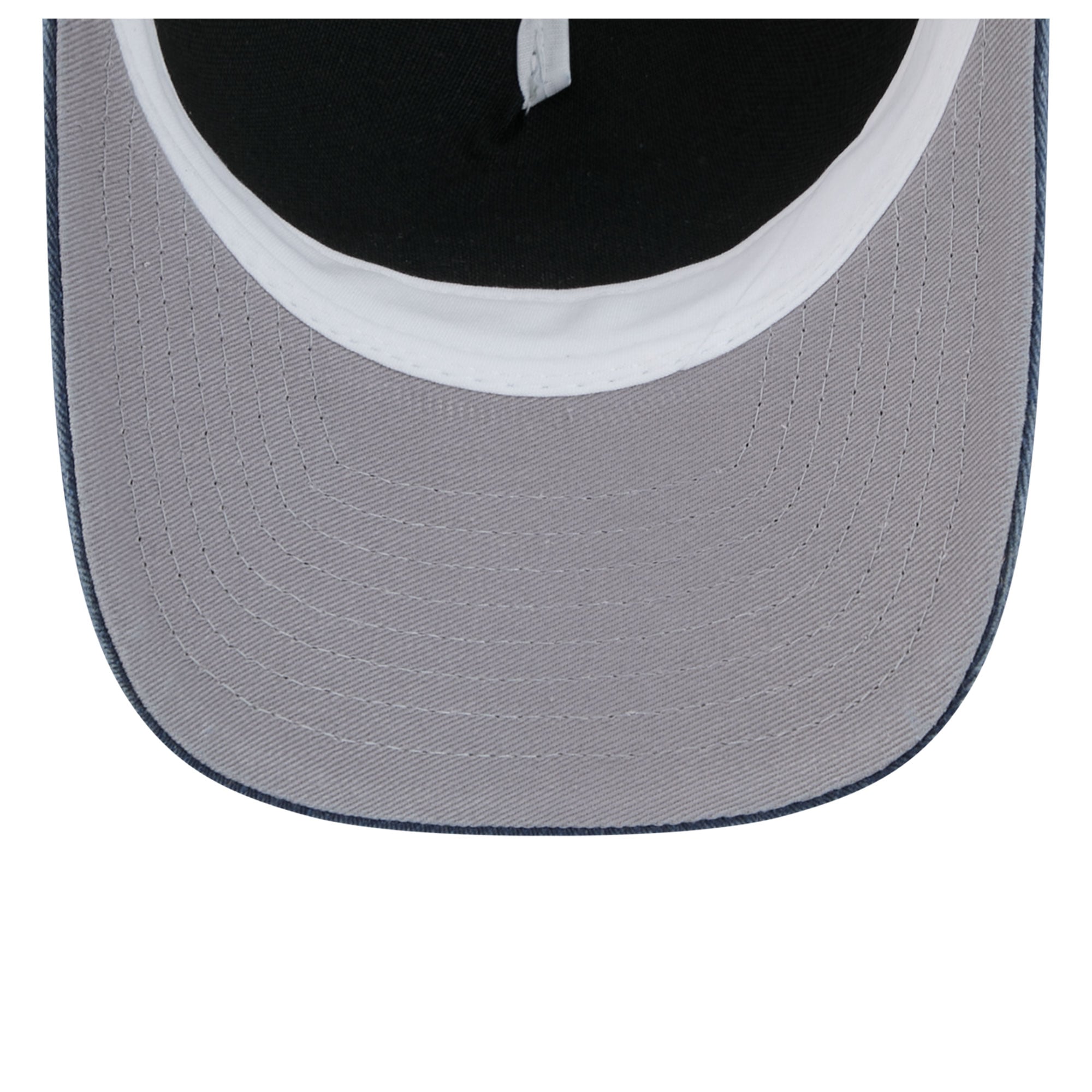 Casquette trucker ajustable New Era bleu marine Denver Broncos 9FORTY pour jeunes, modèle A-Frame M-Crown, pour supporters des Broncos de Denver.