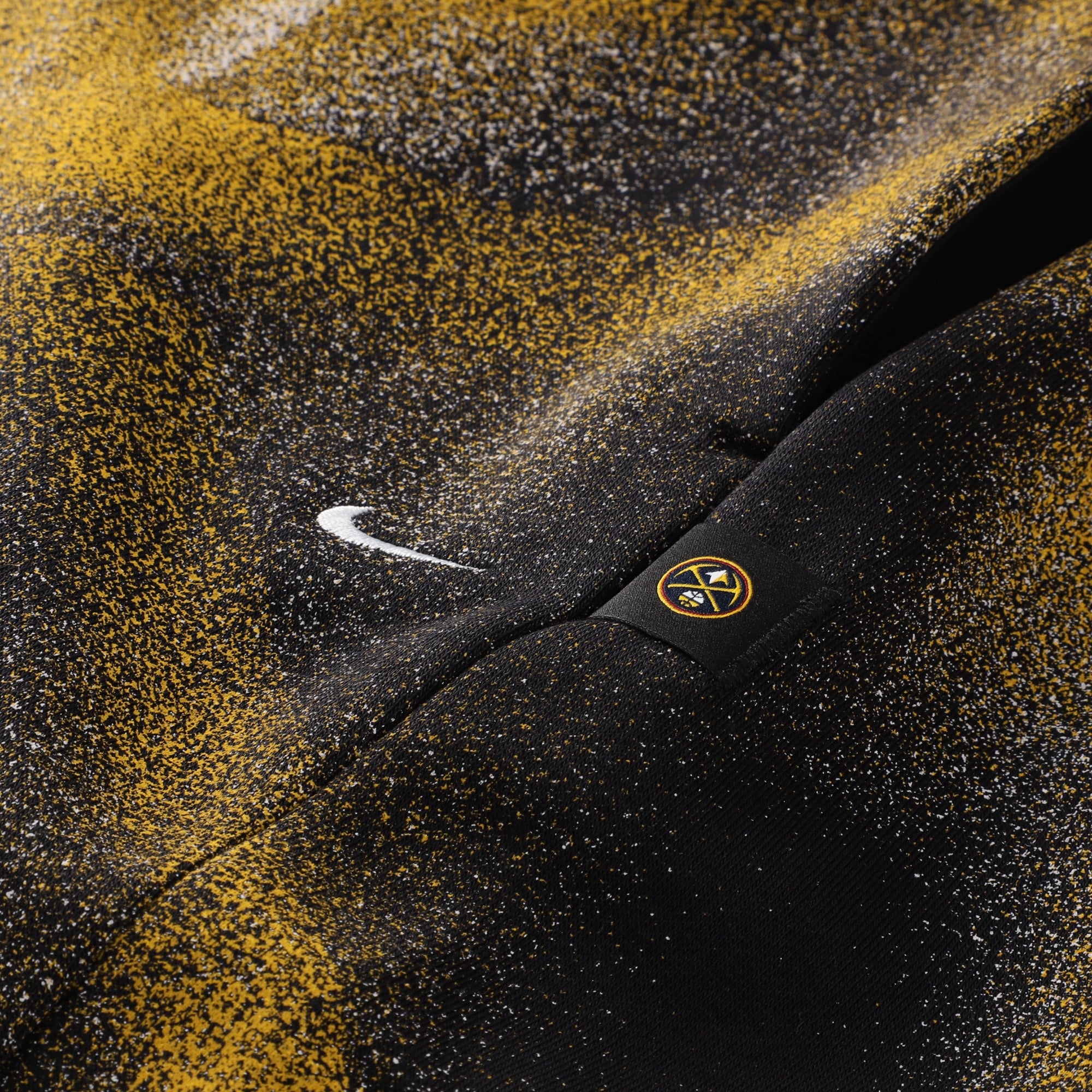 Short de sport Nike Denver Nuggets 2026 Standard Issue pour homme, en molleton noir.