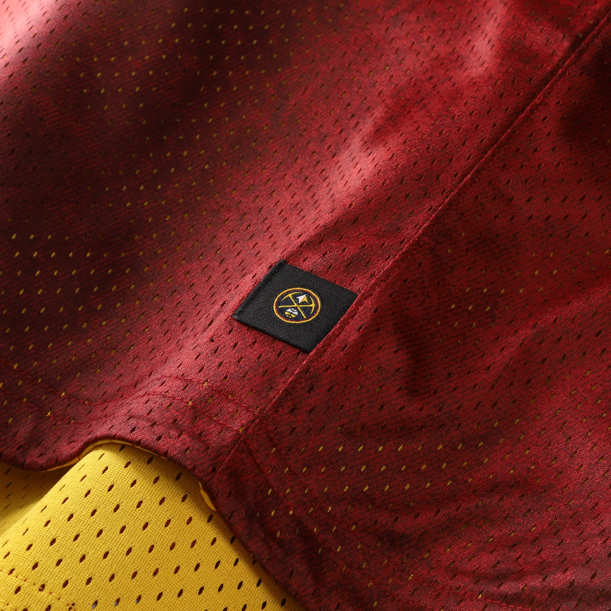 Maillot réversible Nike Crimson/Yellow Denver Nuggets 2026 Standard Issue Practice Icon Mesh pour homme
