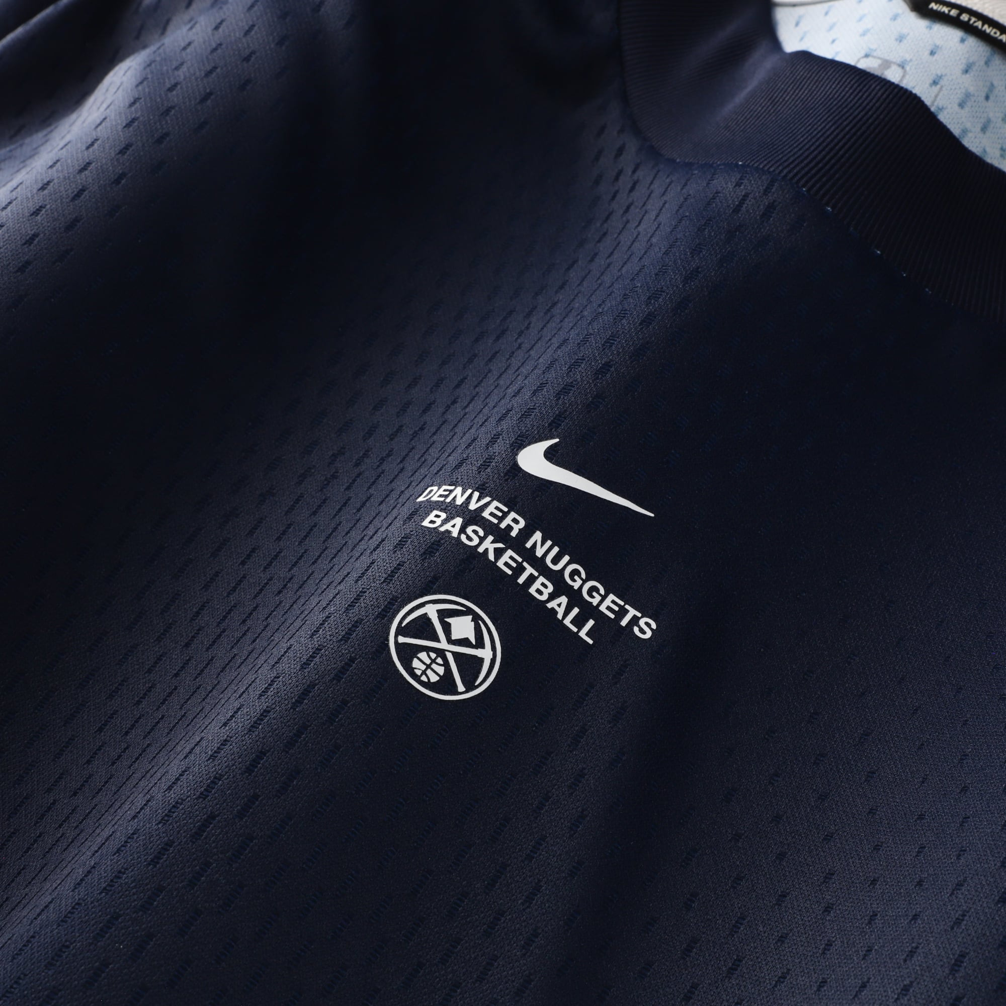 T-shirt à manches longues Nike Denver Nuggets bleu marine pour homme, édition standard 2026, performance d'avant-match