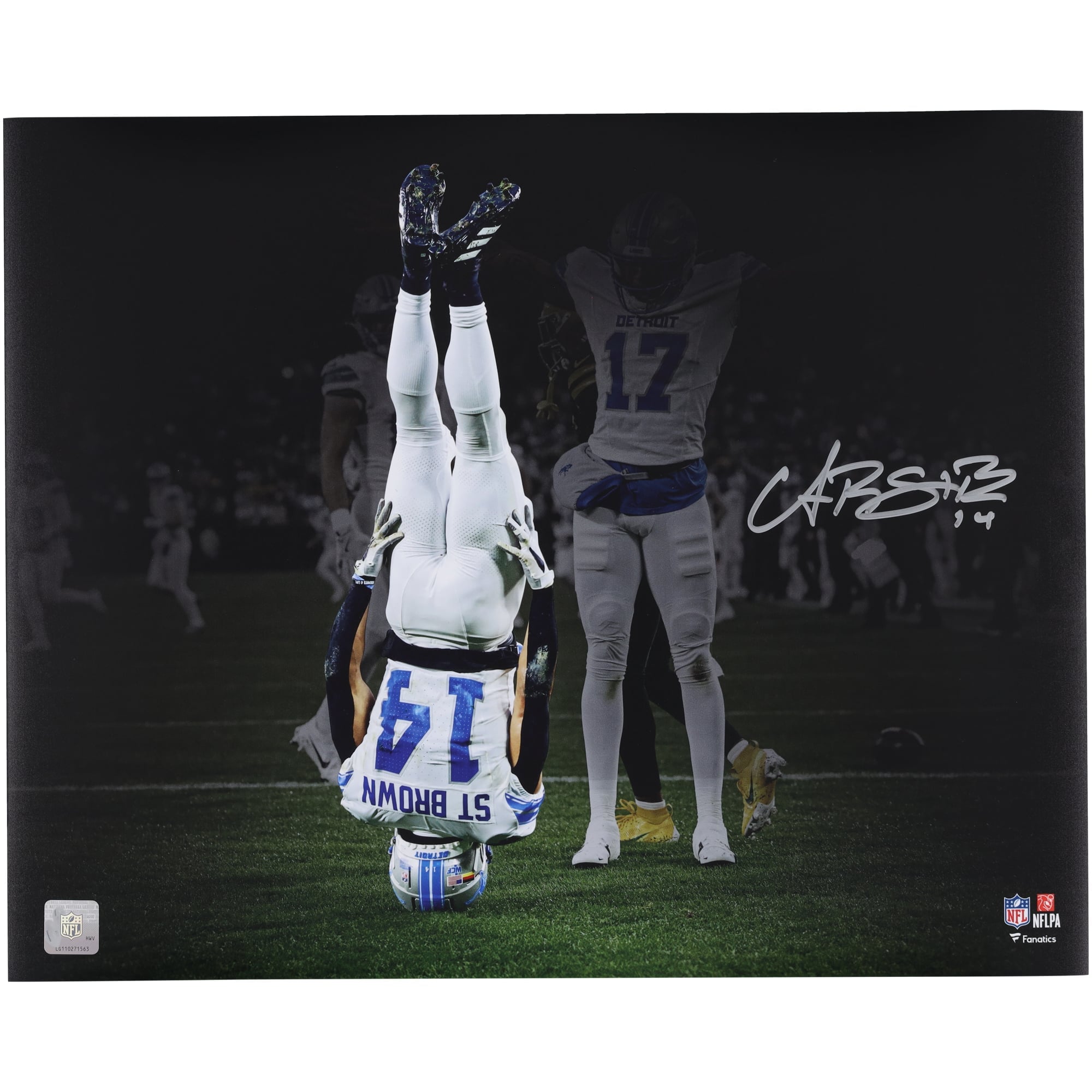 Photo dédicacée d'Amon-Ra St. Brown (Lions de Détroit) - 40 x 50 cm (16 x 20 pouces) - Célébration en équilibre sur la tête