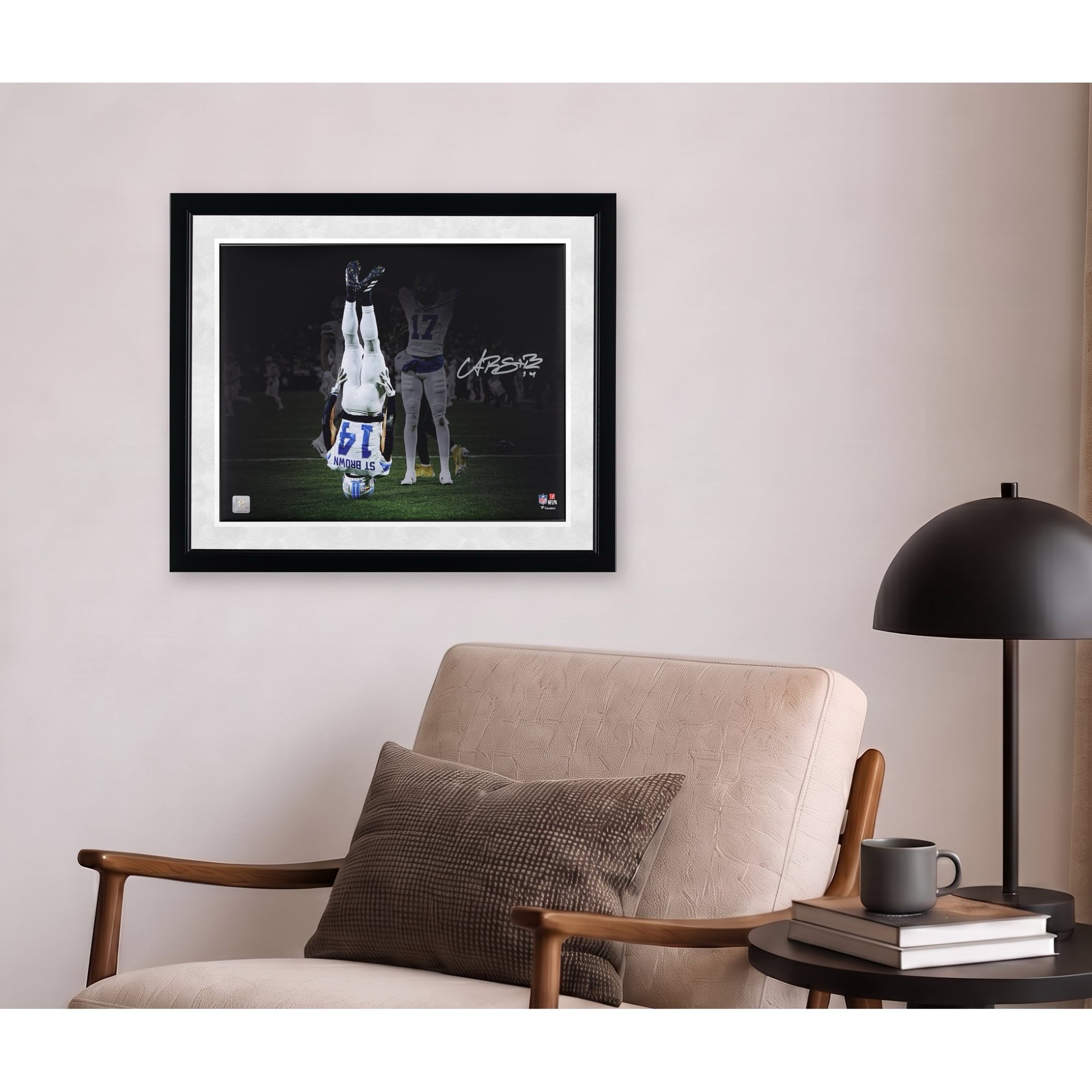 Photo dédicacée d'Amon-Ra St. Brown (Lions de Détroit) - 40 x 50 cm (16 x 20 pouces) - Célébration en équilibre sur la tête