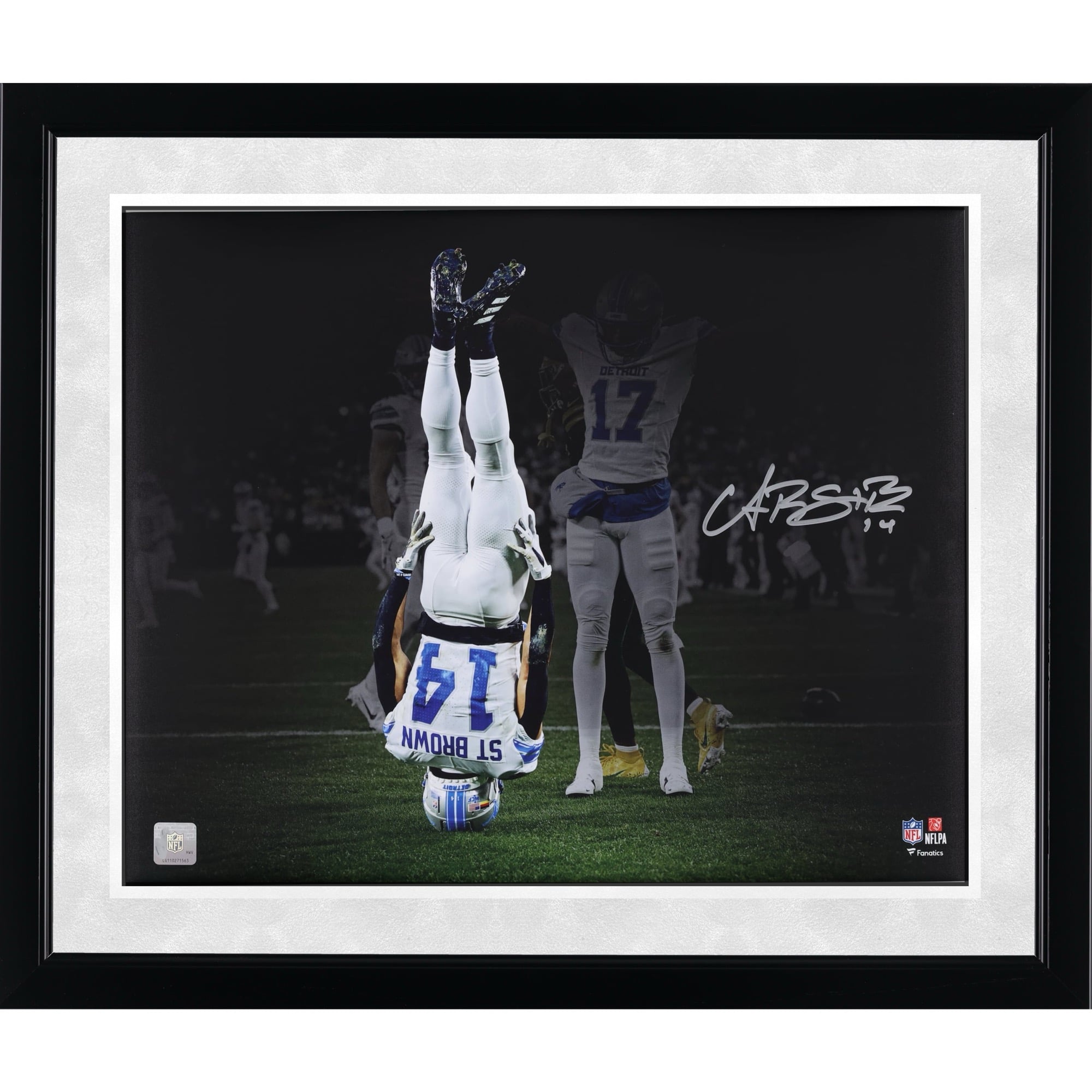 Photo dédicacée d'Amon-Ra St. Brown (Lions de Détroit) - 40 x 50 cm (16 x 20 pouces) - Célébration en équilibre sur la tête