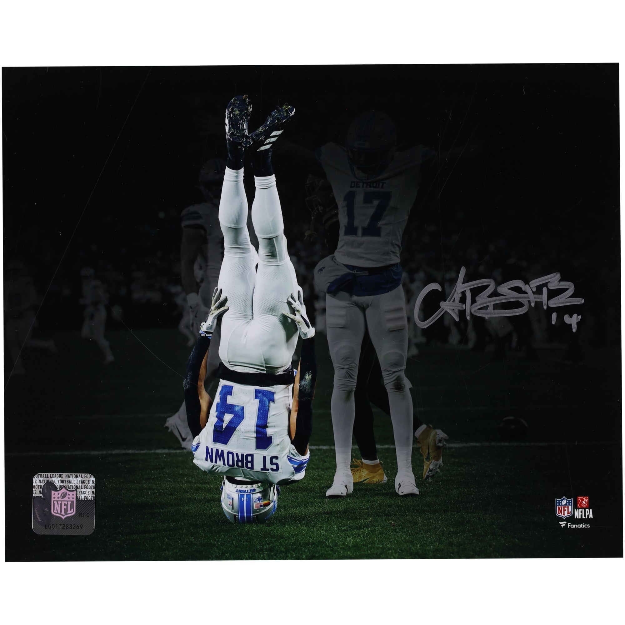 Photo dédicacée d'Amon-Ra St. Brown (Lions de Détroit) - 20 x 25 cm (8 x 10 pouces) - Célébration en équilibre sur la tête