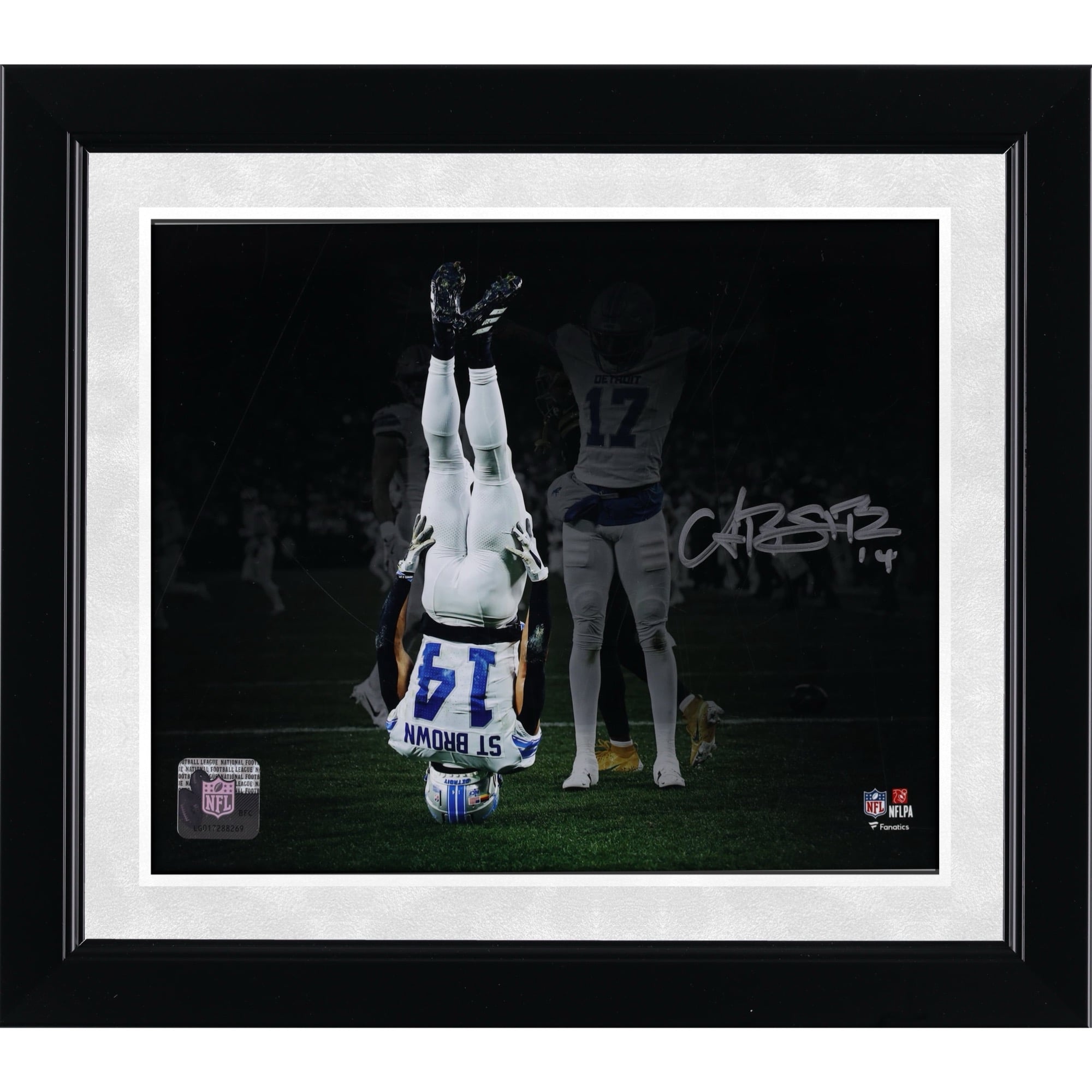Photo dédicacée d'Amon-Ra St. Brown (Lions de Détroit) - 20 x 25 cm (8 x 10 pouces) - Célébration en équilibre sur la tête