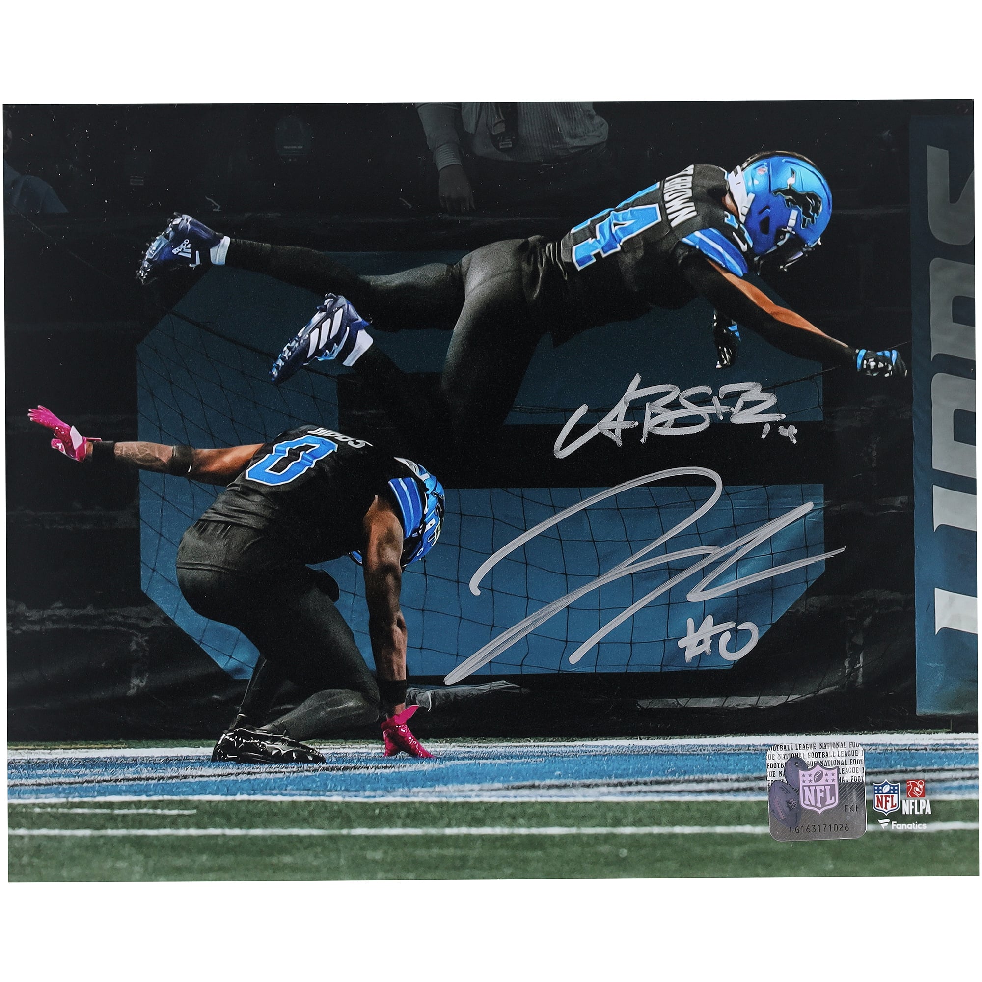 Photo dédicacée 20 x 25 cm de Jahmyr Gibbs et Amon-Ra St. Brown, Detroit Lions, célébrant leur touchdown lors de la 7e semaine de la saison 2025 (Leap Spotlight Photo).