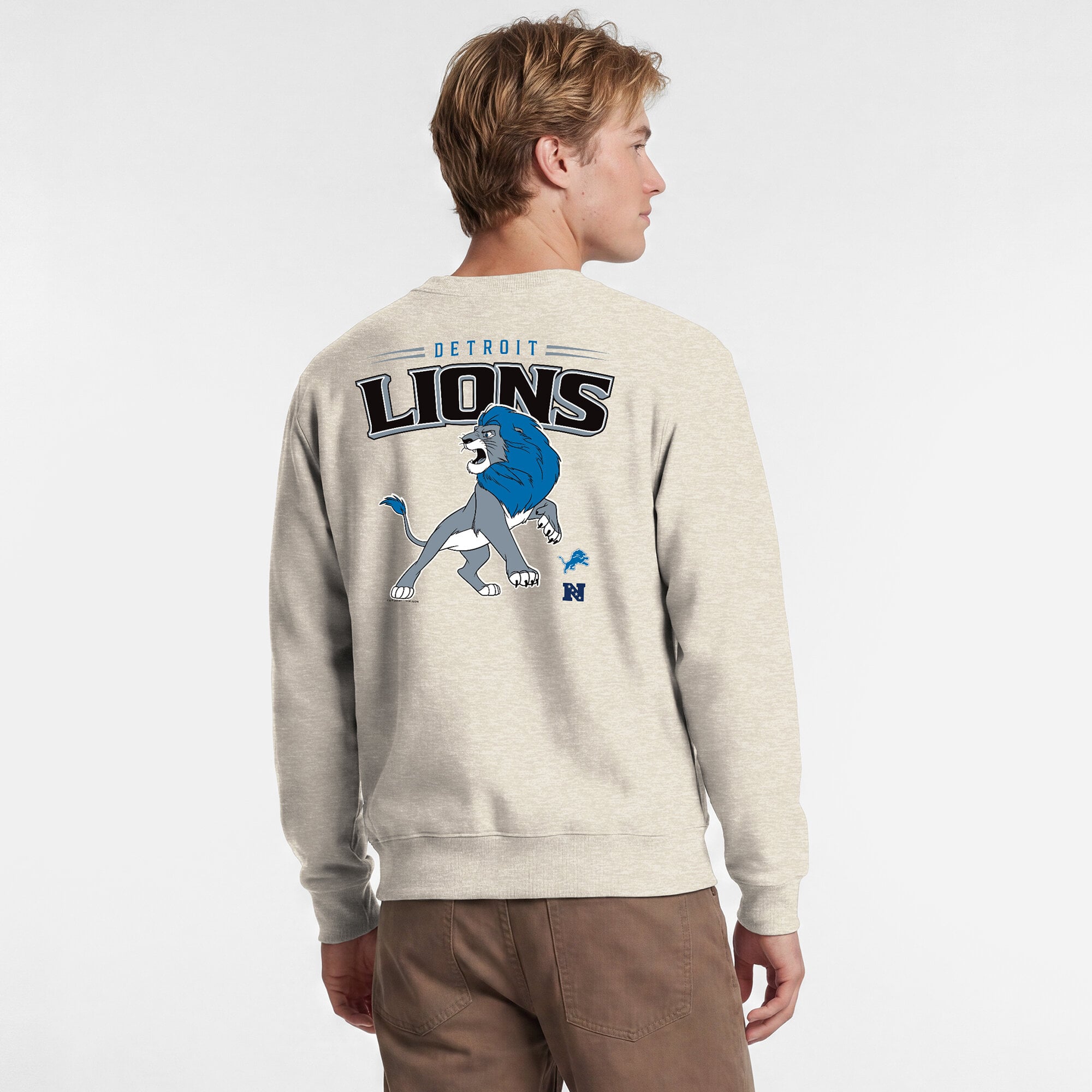 Sweat-shirt à col rond pour homme Disney x Champion Detroit Lions Powerblend couleur avoine, logo poitrine gauche et dos.