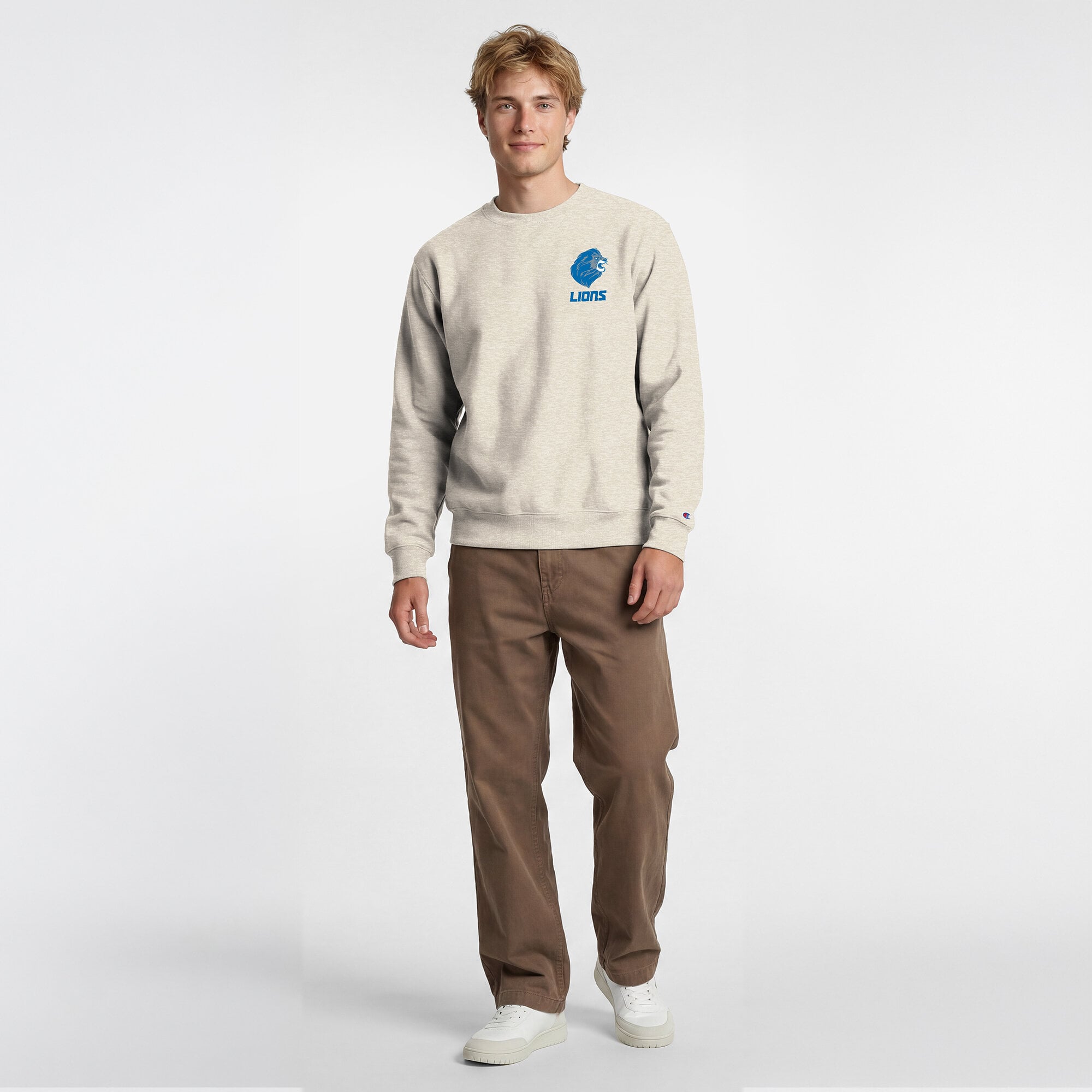 Sweat-shirt à col rond pour homme Disney x Champion Detroit Lions Powerblend couleur avoine, logo poitrine gauche et dos.