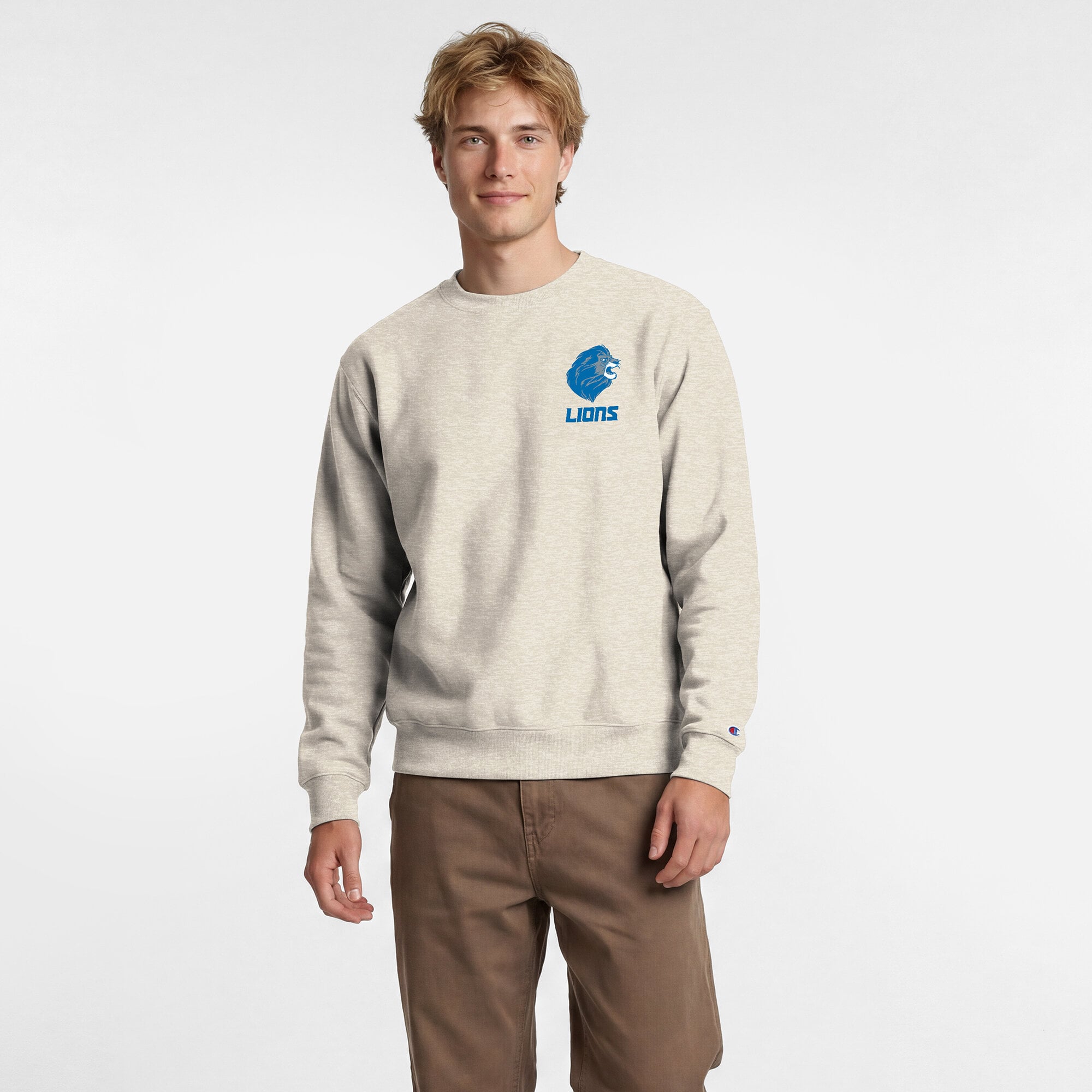 Sweat-shirt à col rond pour homme Disney x Champion Detroit Lions Powerblend couleur avoine, logo poitrine gauche et dos.