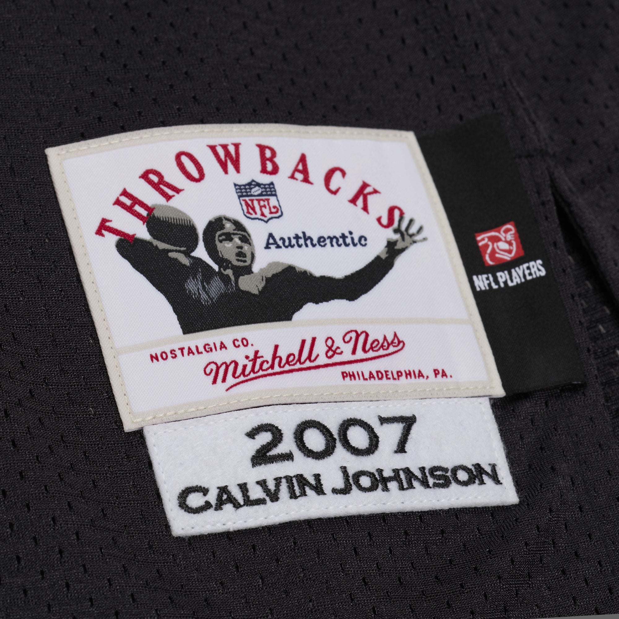Maillot authentique rétro Mitchell & Ness Calvin Johnson bleu des Lions de Détroit 2007, porté par un joueur retraité.