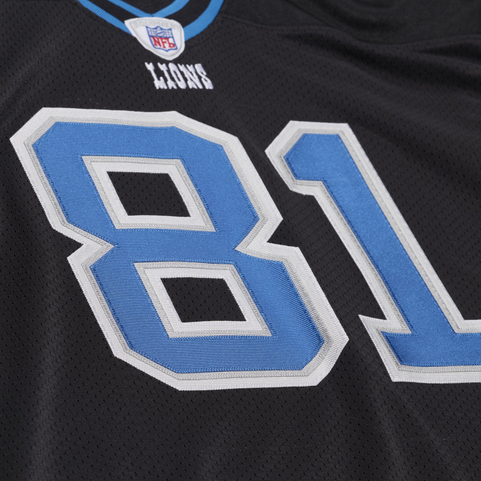 Maillot authentique rétro Mitchell & Ness Calvin Johnson bleu des Lions de Détroit 2007, porté par un joueur retraité.
