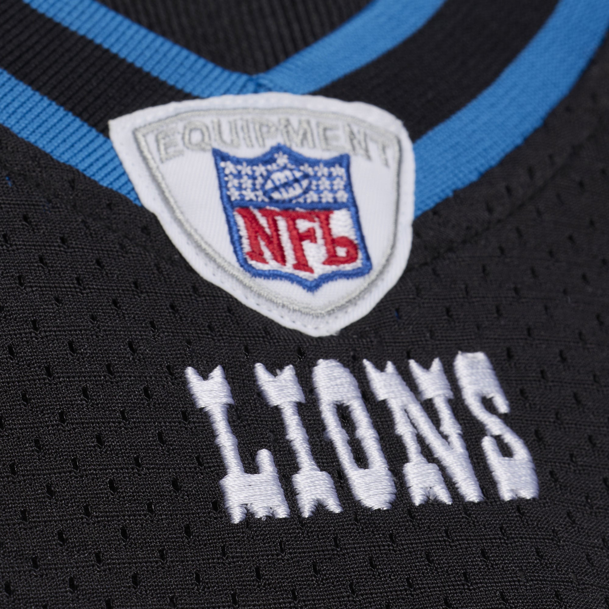 Maillot authentique rétro Mitchell & Ness Calvin Johnson bleu des Lions de Détroit 2007, porté par un joueur retraité.