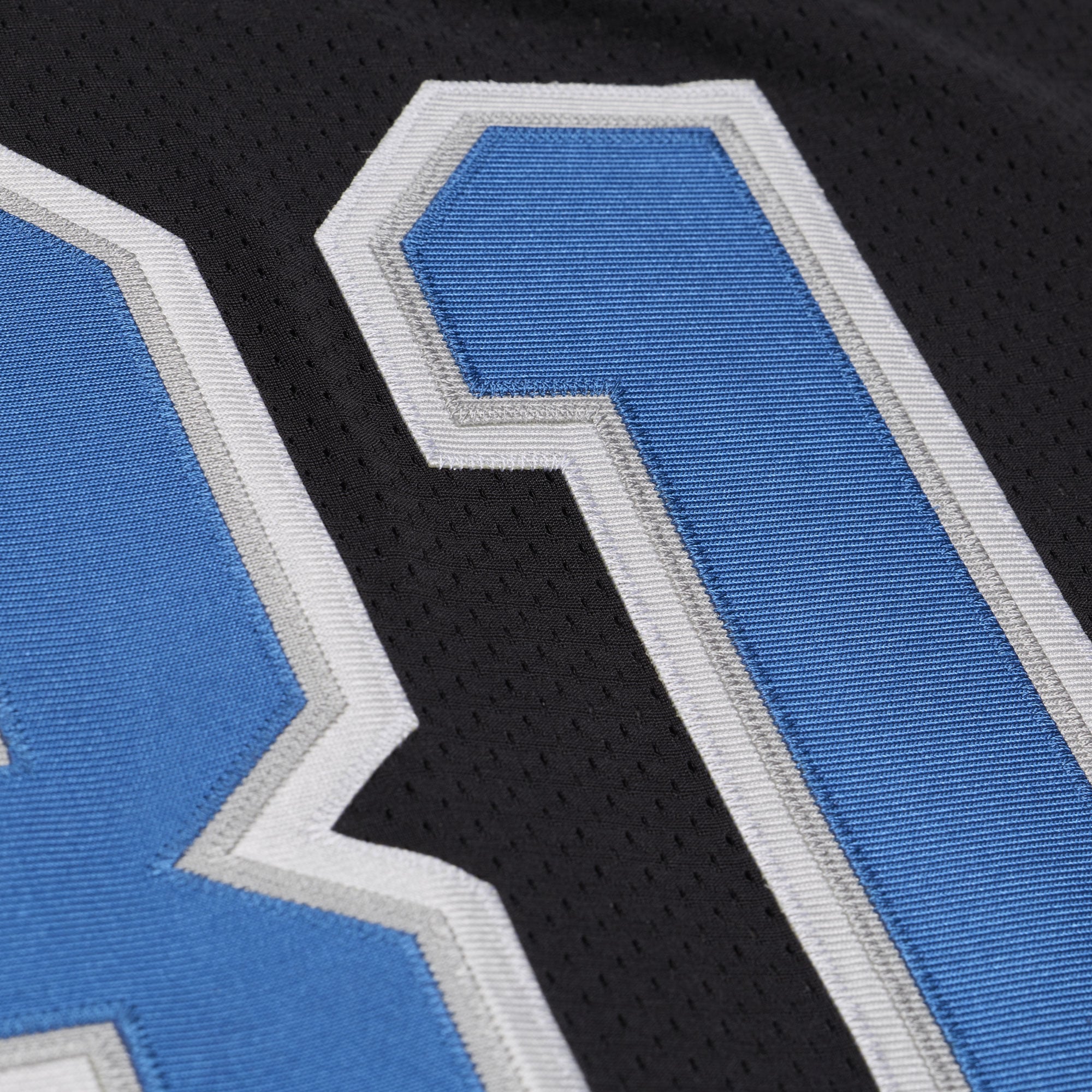 Maillot authentique rétro Mitchell & Ness Calvin Johnson bleu des Lions de Détroit 2007, porté par un joueur retraité.