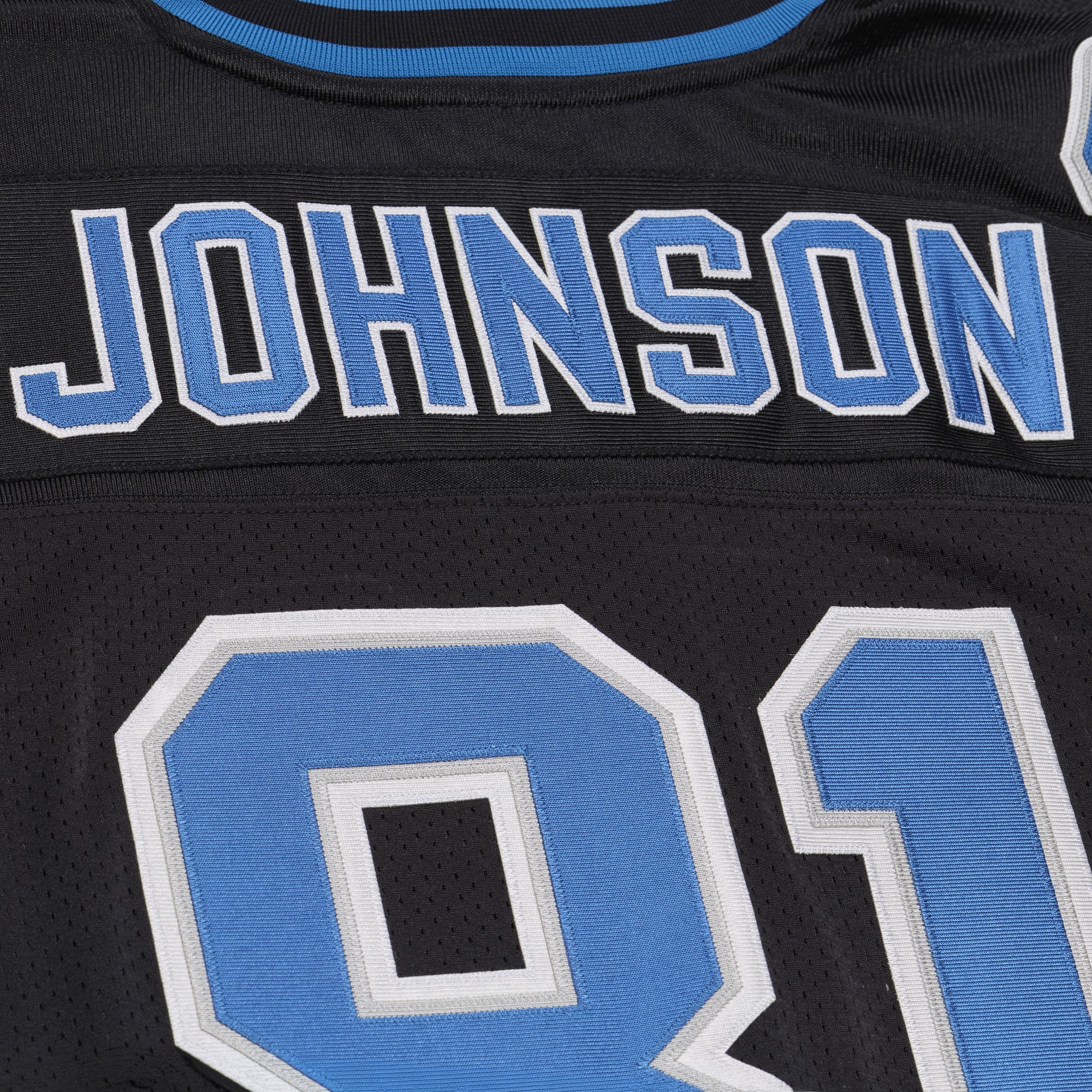 Maillot authentique rétro Mitchell & Ness Calvin Johnson bleu des Lions de Détroit 2007, porté par un joueur retraité.