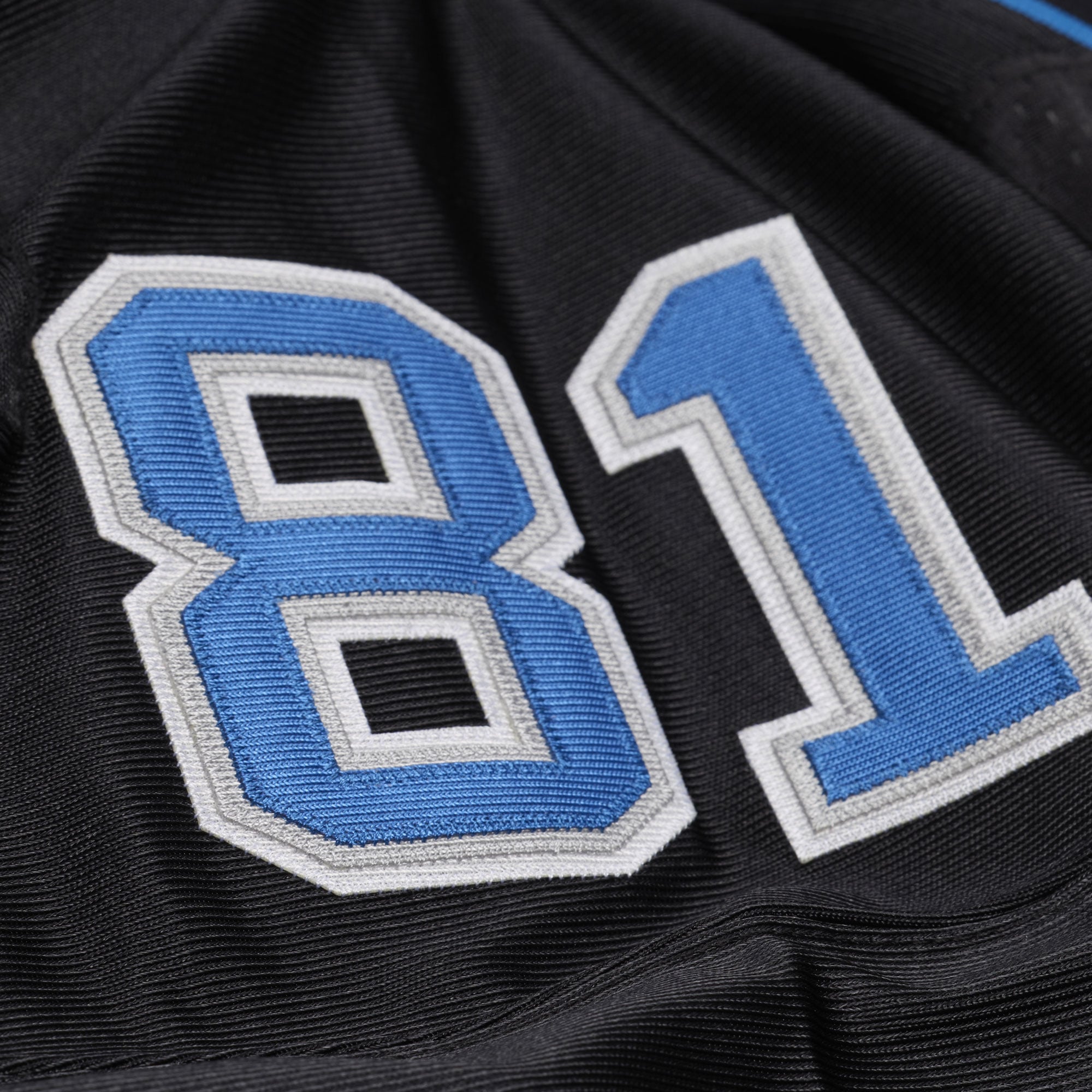 Maillot authentique rétro Mitchell & Ness Calvin Johnson bleu des Lions de Détroit 2007, porté par un joueur retraité.