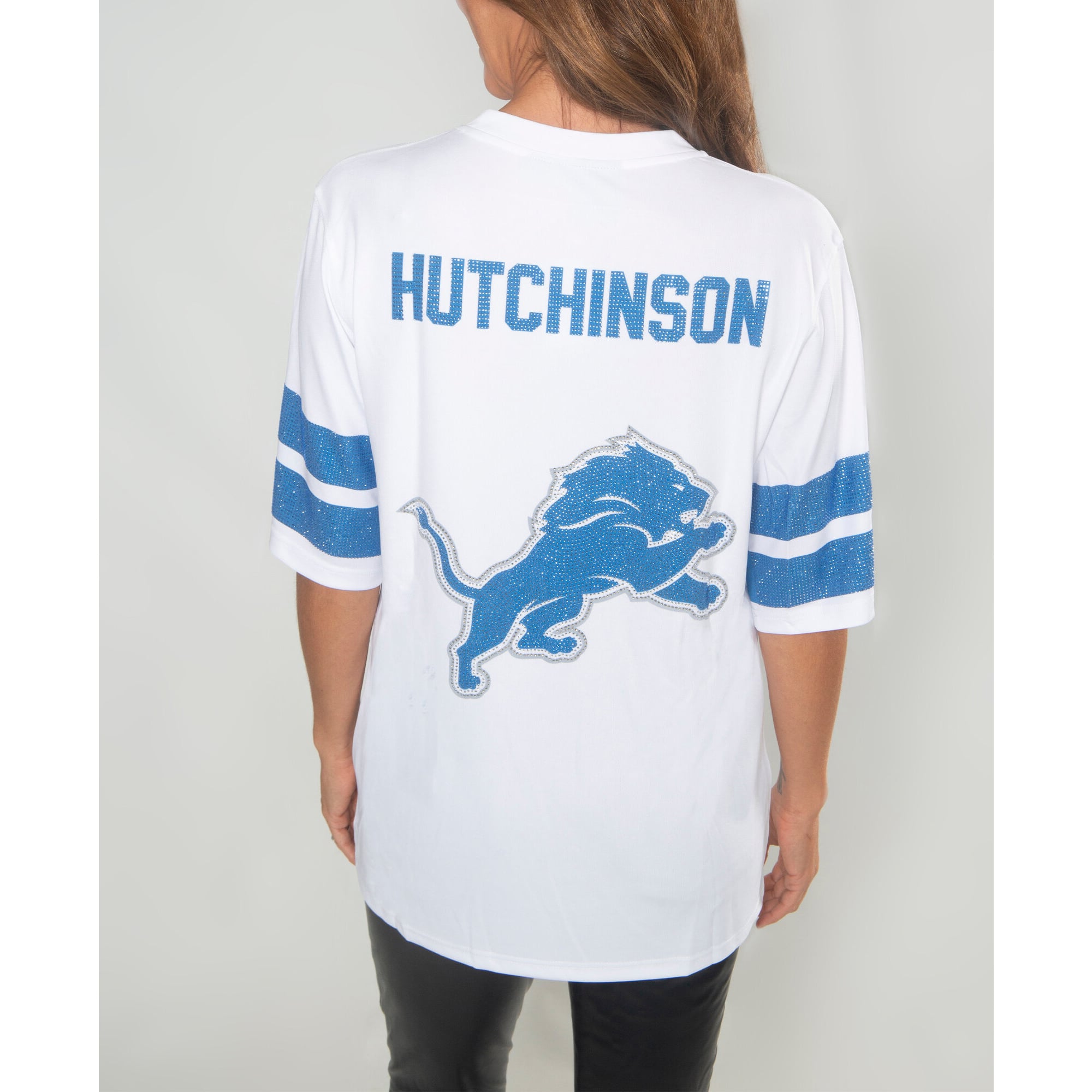 Tunique FABGATING pour femme par Cuce Aidan Hutchinson blanche à col en V ornée de cristaux des Lions Détroit