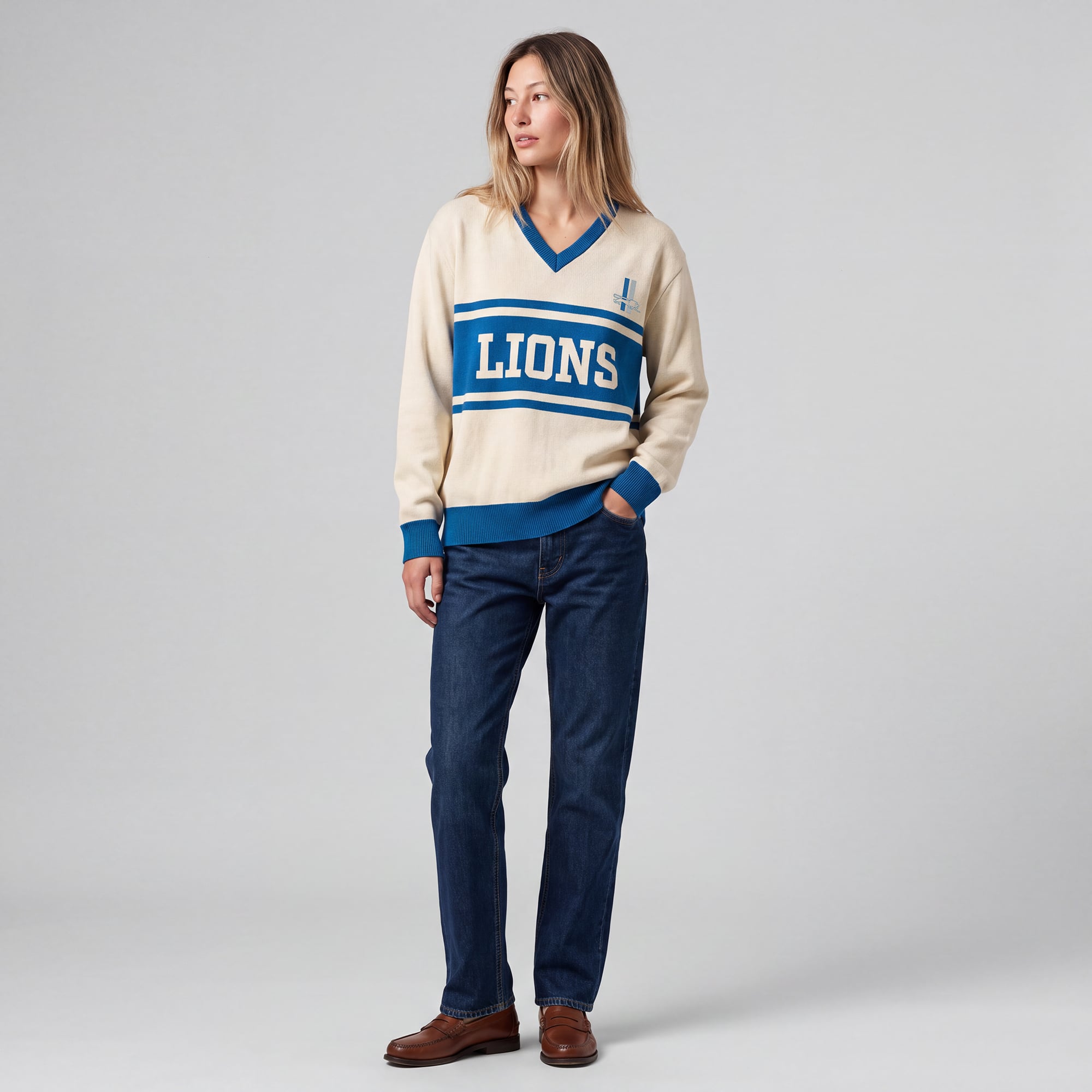Pull col V Mitchell & Ness crème/bleu Detroit Lions Retro Roots pour femme