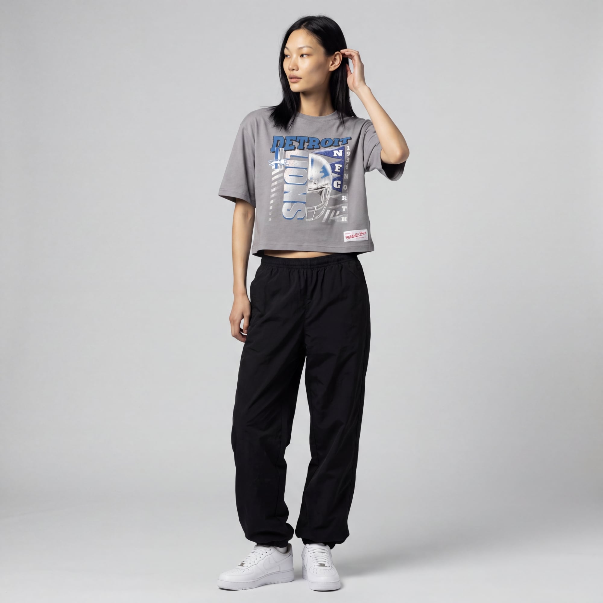 T-shirt court et carré à motif graphique urbain Mitchell & Ness gris Detroit Lions pour femme