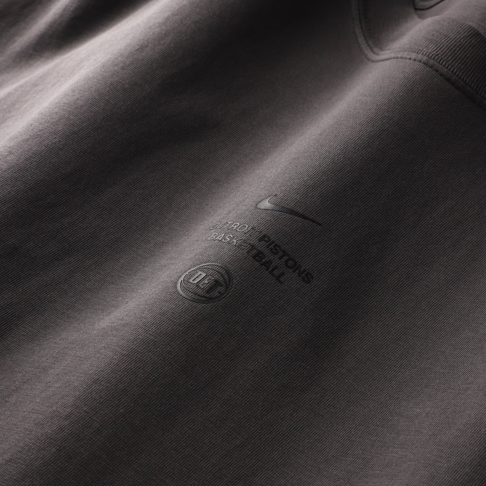 T-shirt Nike Max 90 d'avant-match, couleur anthracite, Detroit Pistons 2026, modèle standard.