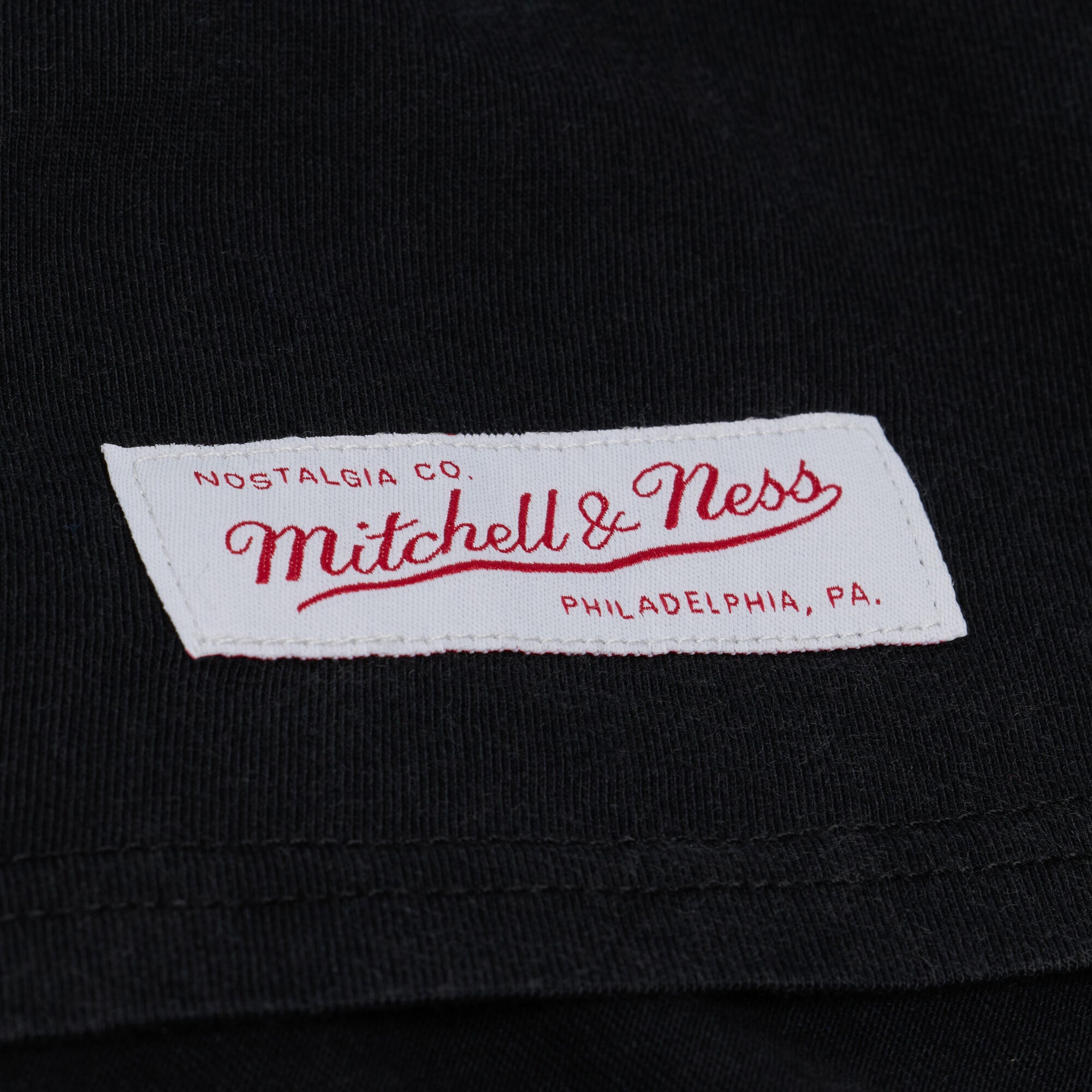 T-shirt court à imprimé graphique urbain noir Mitchell & Ness Detroit Pistons pour femme