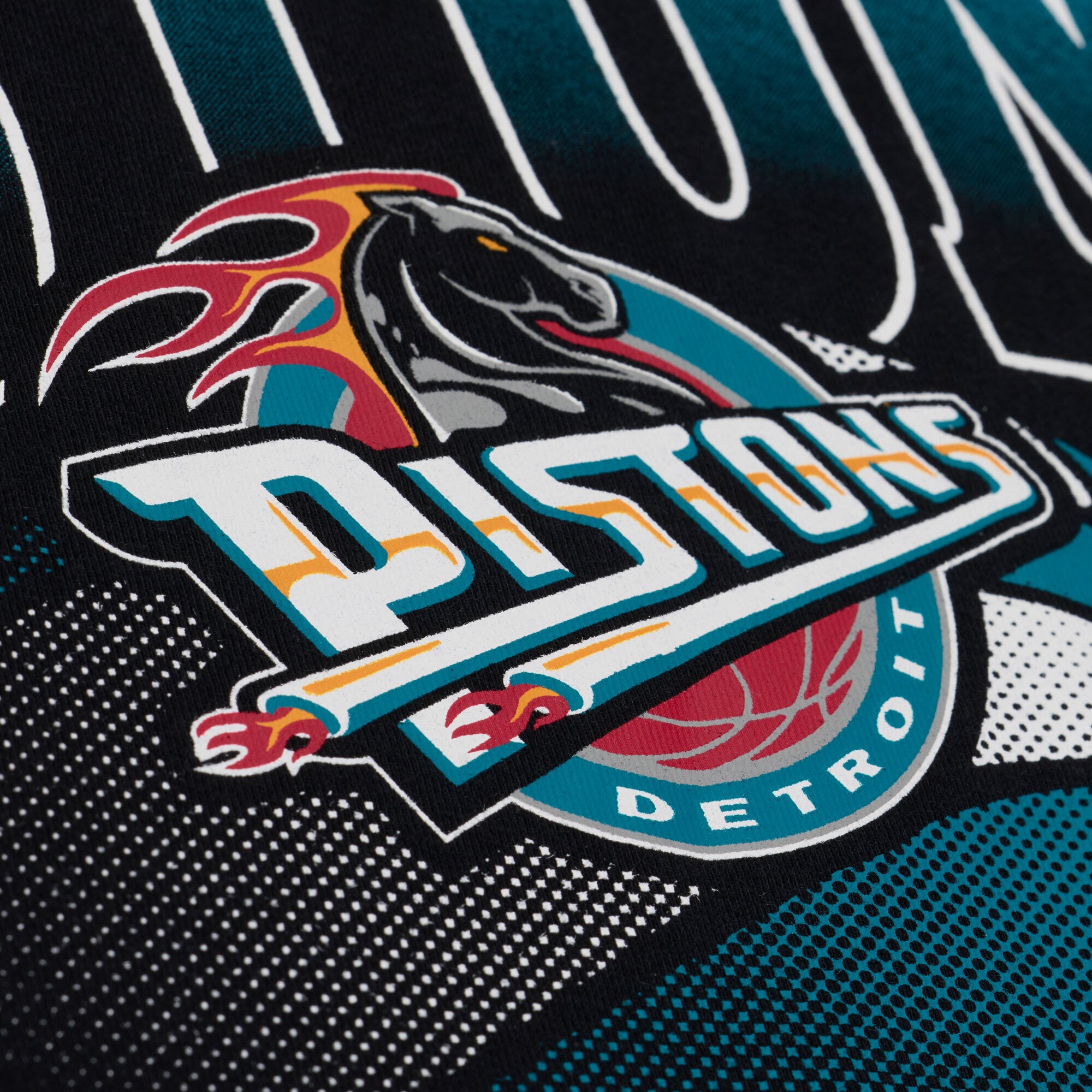 T-shirt court à imprimé graphique urbain noir Mitchell & Ness Detroit Pistons pour femme