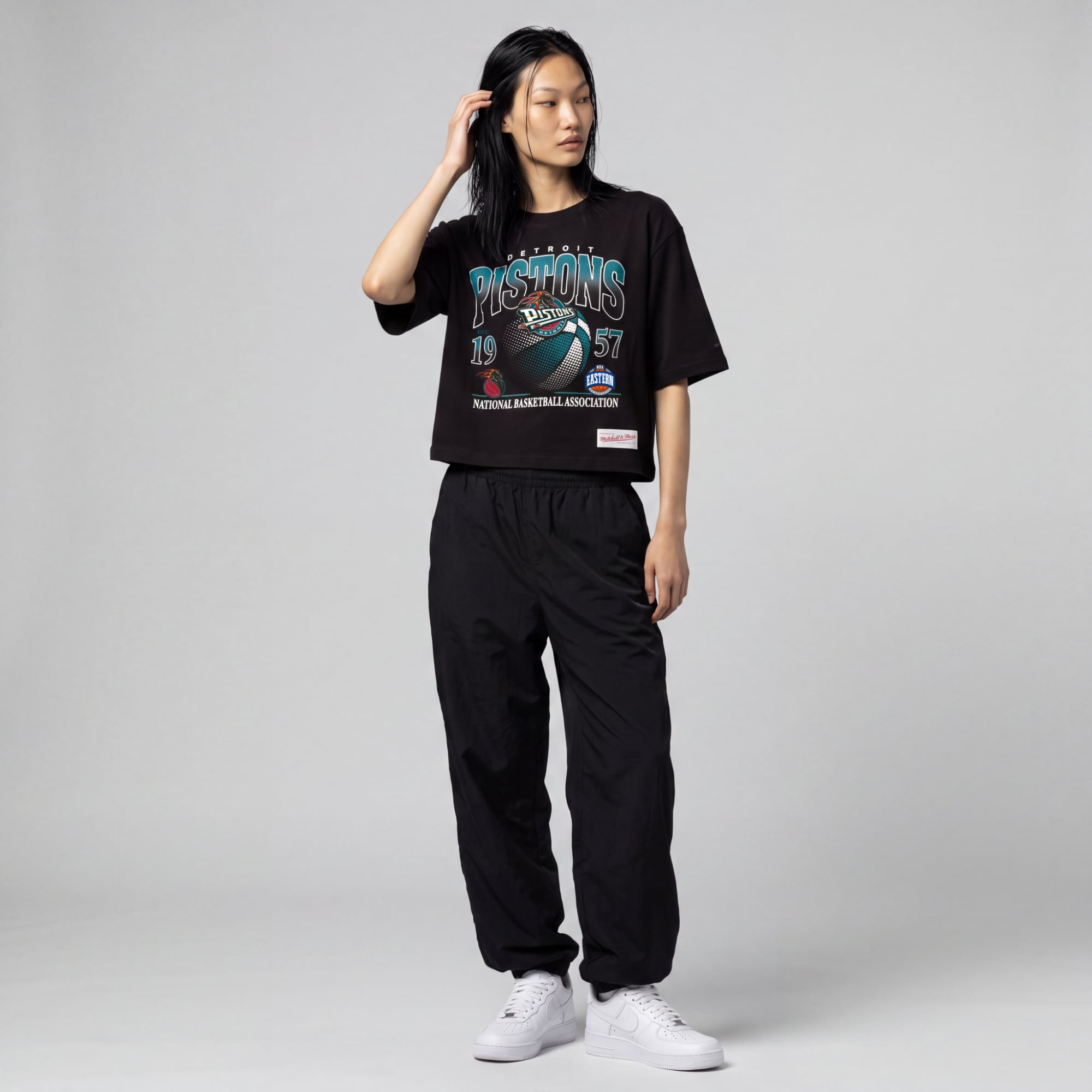 T-shirt court à imprimé graphique urbain noir Mitchell & Ness Detroit Pistons pour femme
