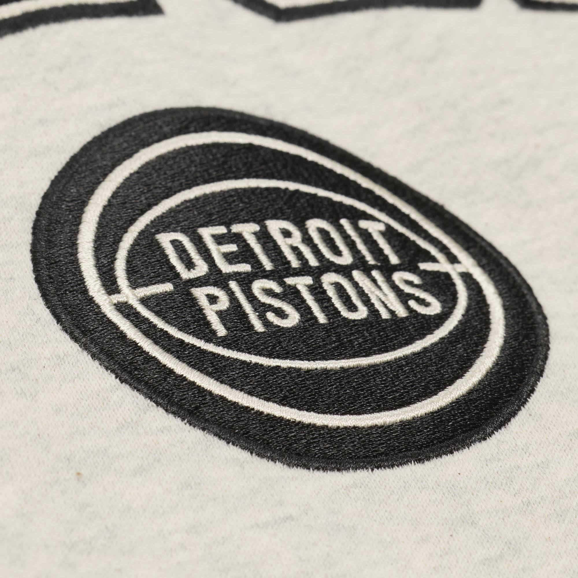 Sweat-shirt à col montant côtelé Mitchell & Ness Detroit Pistons couleur avoine pour femme