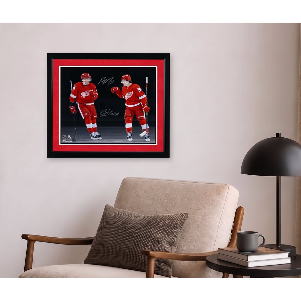 Photo de célébration double autographiée par Patrick Kane et Alex DeBrincat des Red Wings de Détroit (Fanatics Authentic, 40,6 x 50,8 cm)