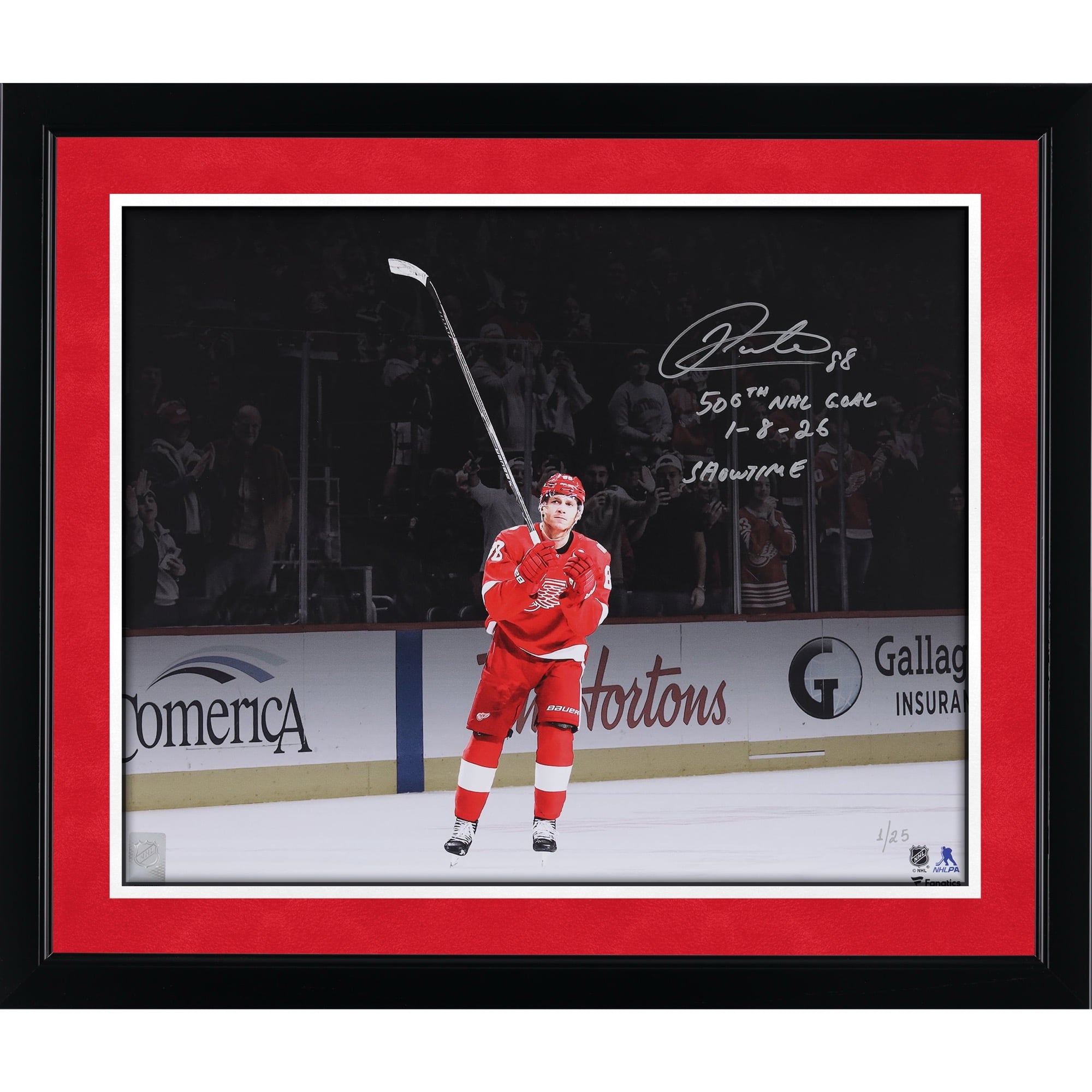Photo dédicacée de Patrick Kane (Red Wings de Détroit) pour la célébration de son 500e but en LNH (40,6 x 50,8 cm) avec plusieurs inscriptions - Édition limitée n° 1/25