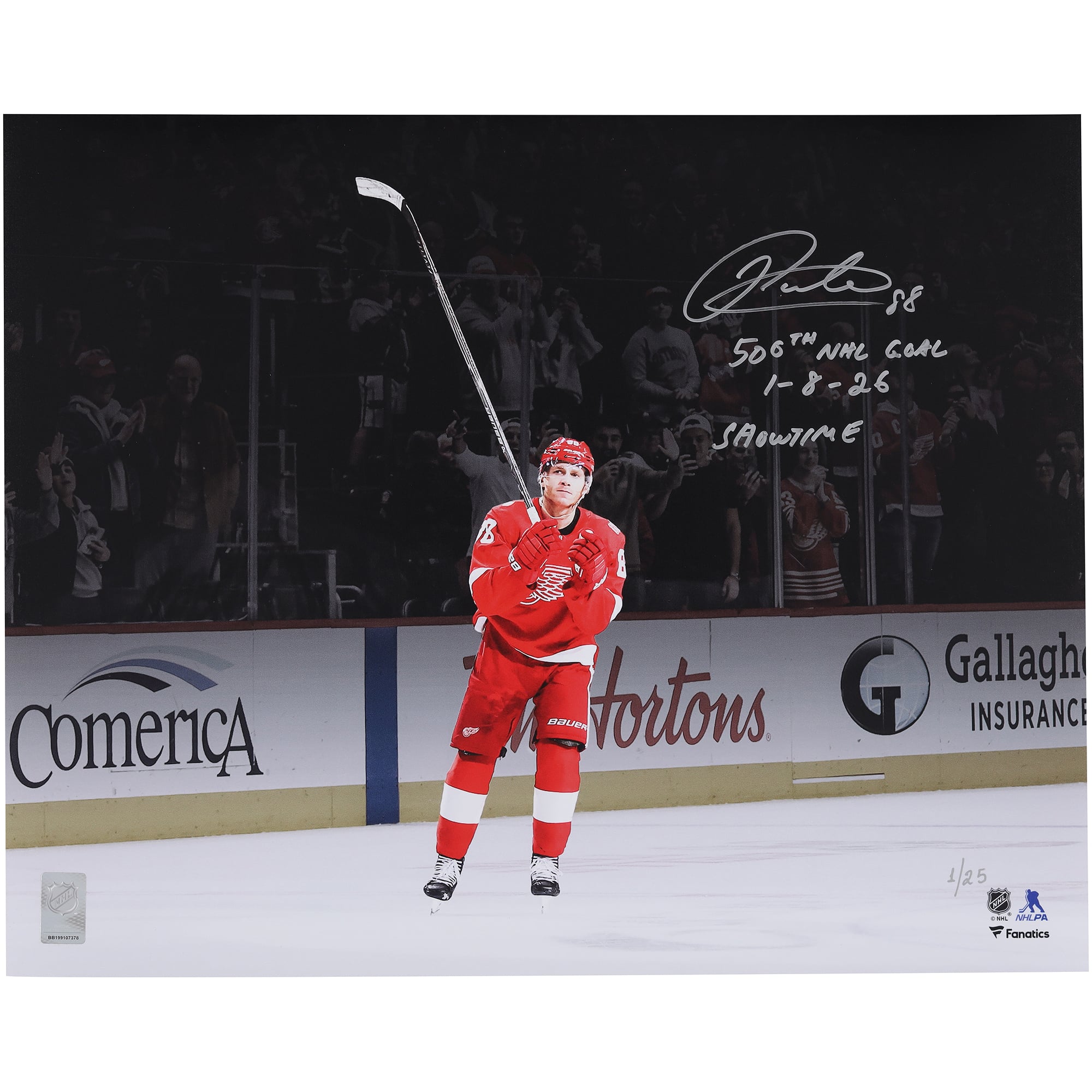 Photo dédicacée de Patrick Kane (Red Wings de Détroit) pour la célébration de son 500e but en LNH (40,6 x 50,8 cm) avec plusieurs inscriptions - Édition limitée n° 1/25