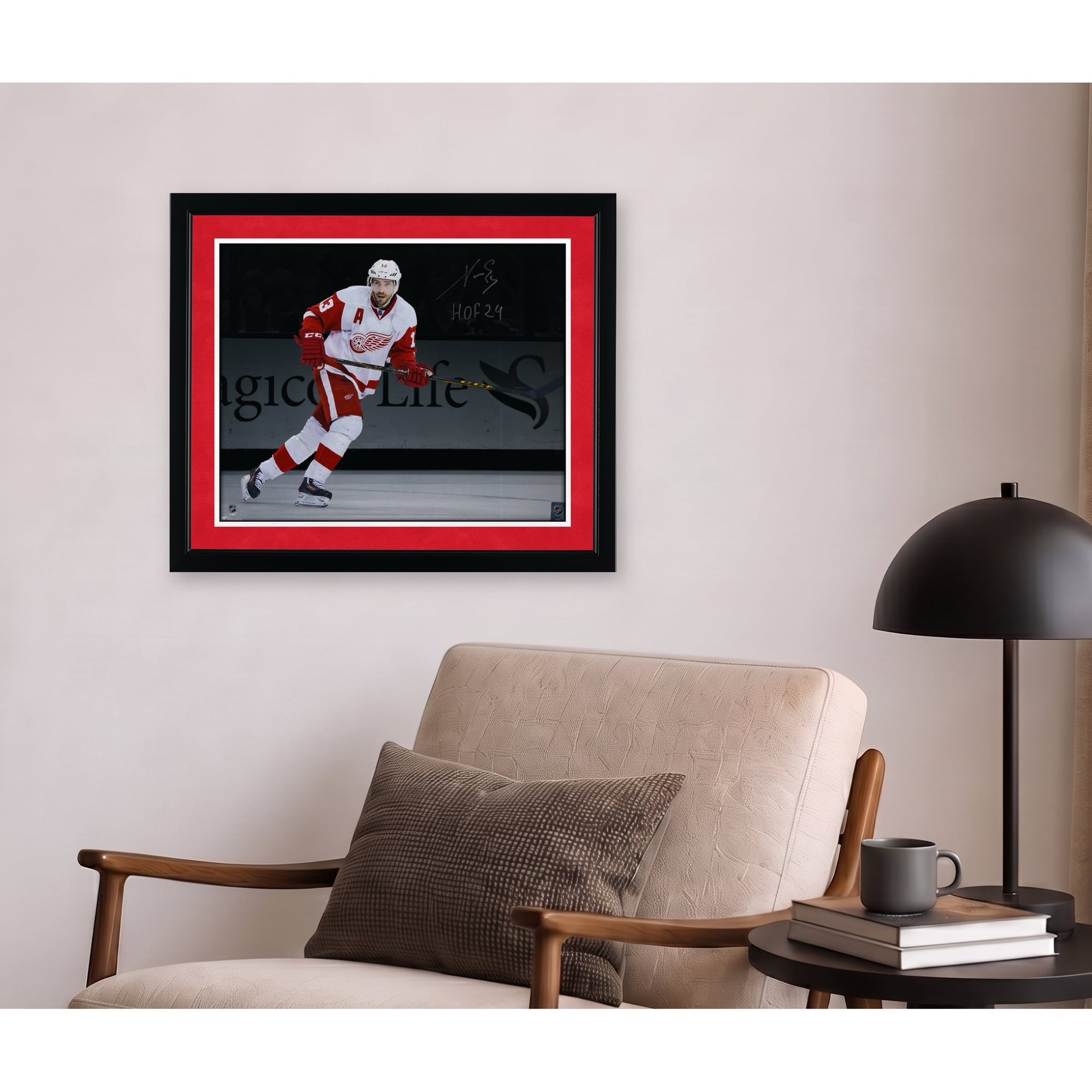 Photo dédicacée de Pavel Datsyuk, joueur des Red Wings de Détroit, lors de son dernier match de la LNH (40,6 x 50,8 cm), avec inscription « HOF 24 ».