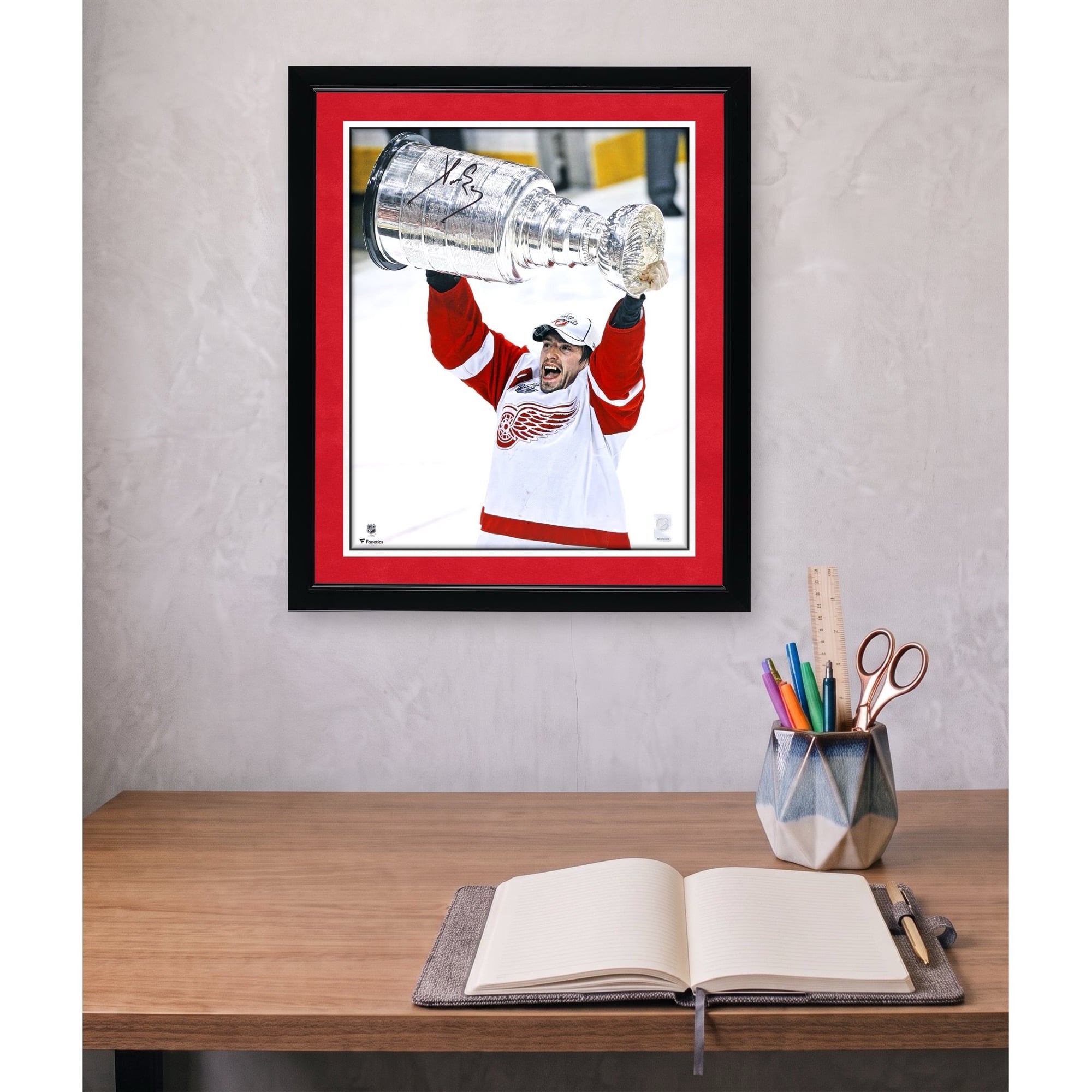 Photo autographiée de Pavel Datsyuk, des Red Wings de Détroit, champions de la Coupe Stanley 2008 (40,6 x 50,8 cm), soulevant la coupe.