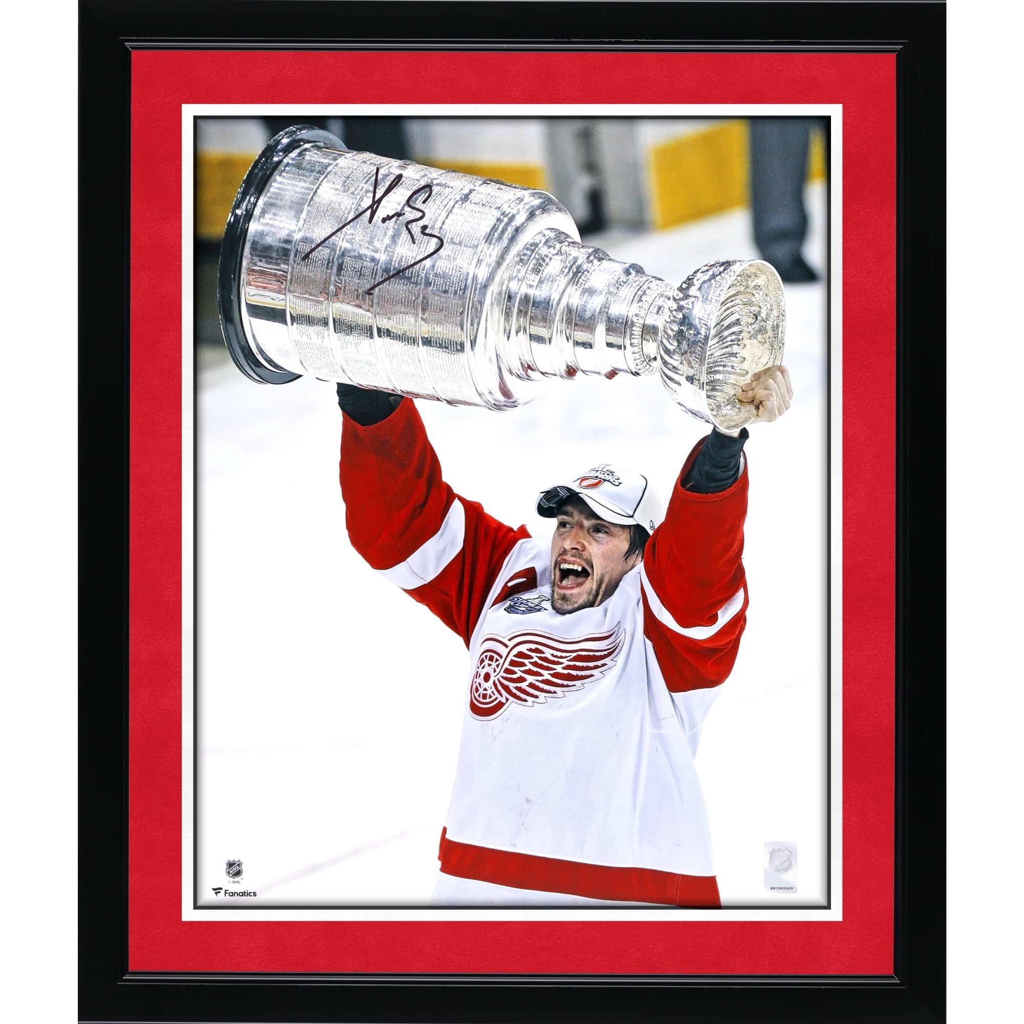 Photo autographiée de Pavel Datsyuk, des Red Wings de Détroit, champions de la Coupe Stanley 2008 (40,6 x 50,8 cm), soulevant la coupe.