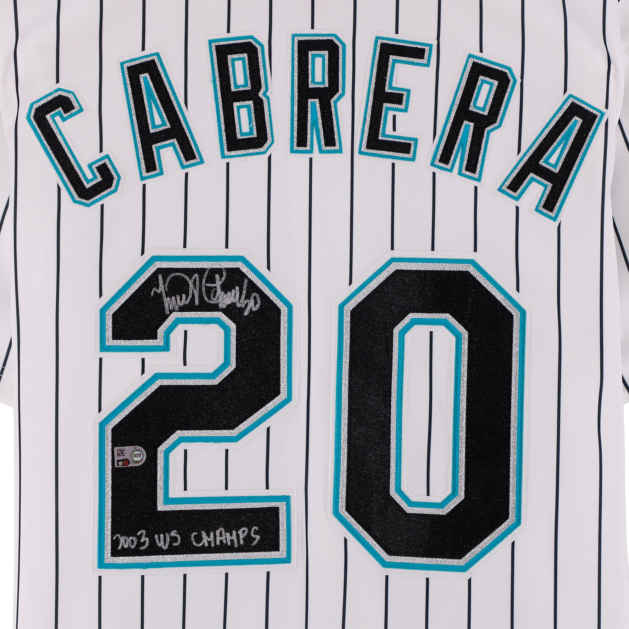 Maillot authentique Mitchell & Ness blanc autographié par Miguel Cabrera des Marlins de la Floride (édition 2003) avec inscription « Champions des Séries mondiales 2003 ».