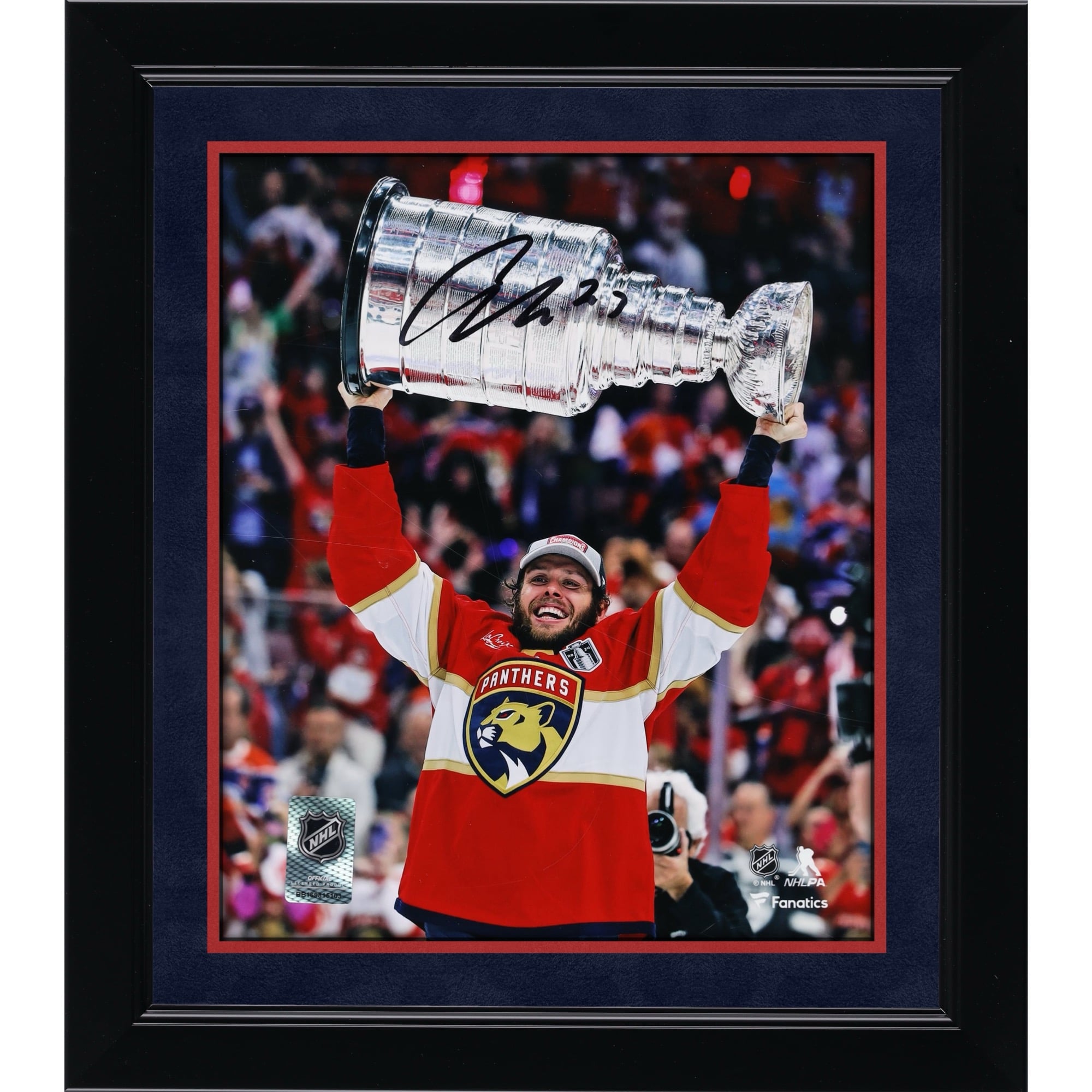 Photographie autographiée de 8" x 10" de Carter Verhaeghe, champion de la Coupe Stanley 2024, lors de la levée de la Coupe