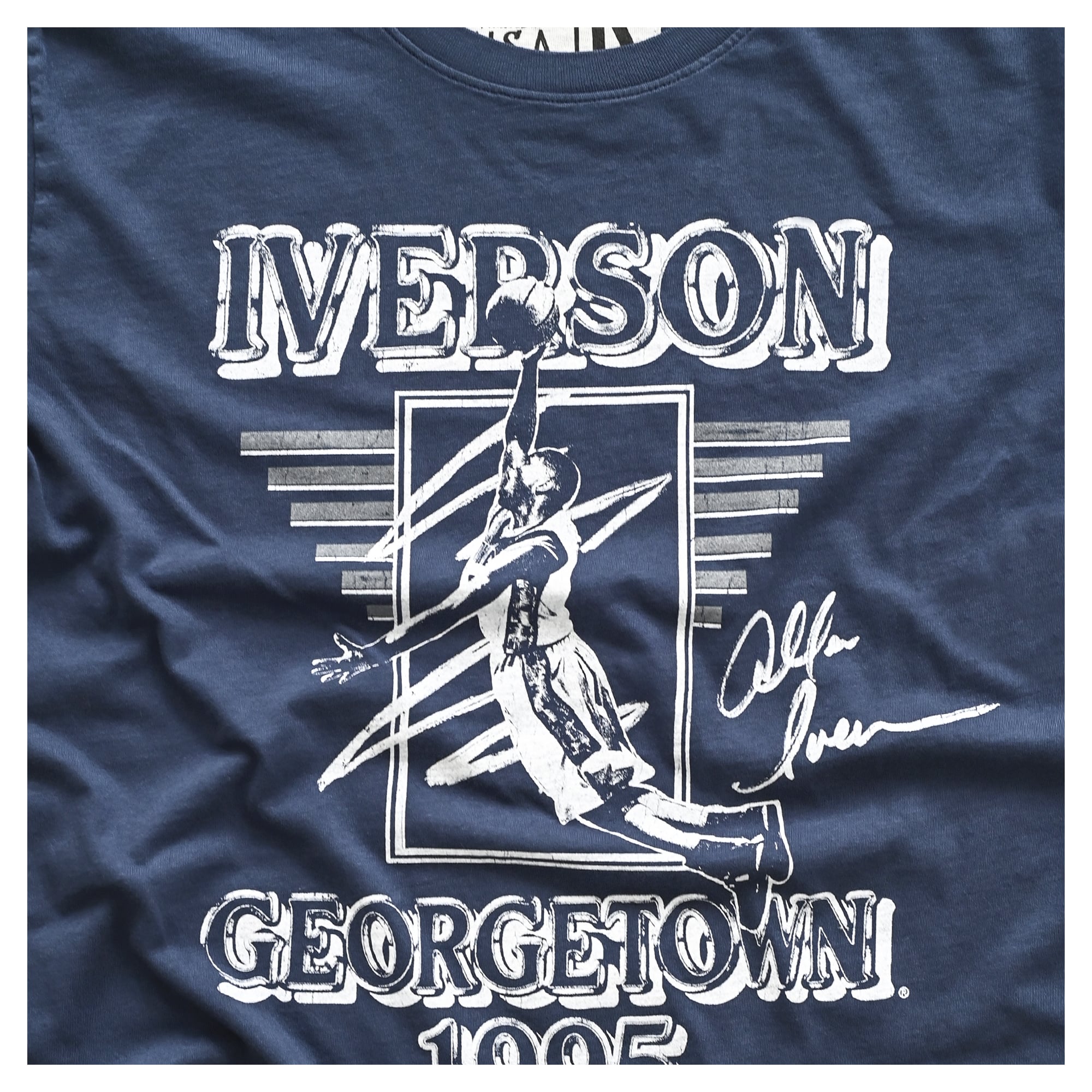 T-shirt unisexe Roots of Fight x Georgetown Hoyas Allen Iverson bleu marine '95