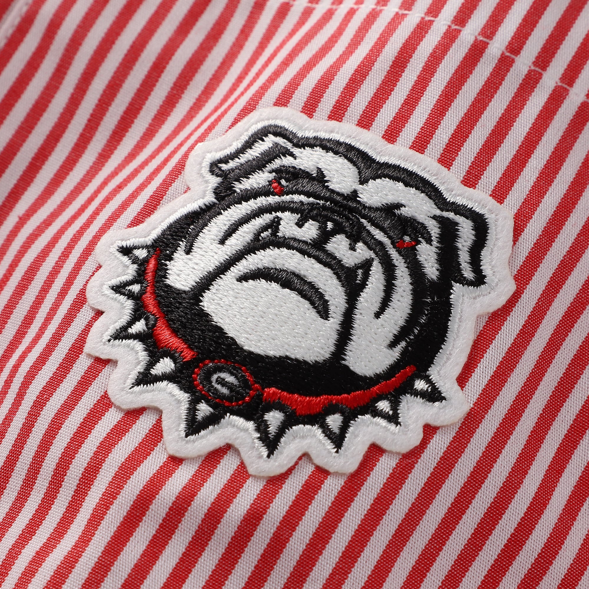 Chemise boutonnée rayée courte rouge Georgia Bulldogs pour femmes, idéale les jours de match.