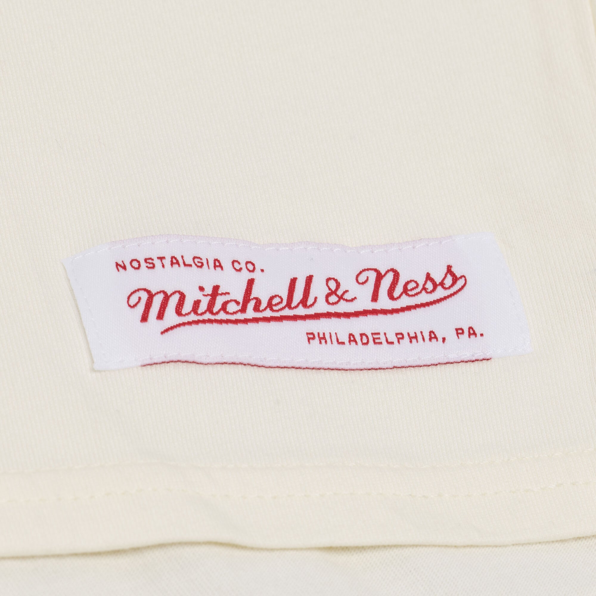 T-shirt court à empiècement carré Mitchell & Ness crème Georgia Bulldogs pour femme