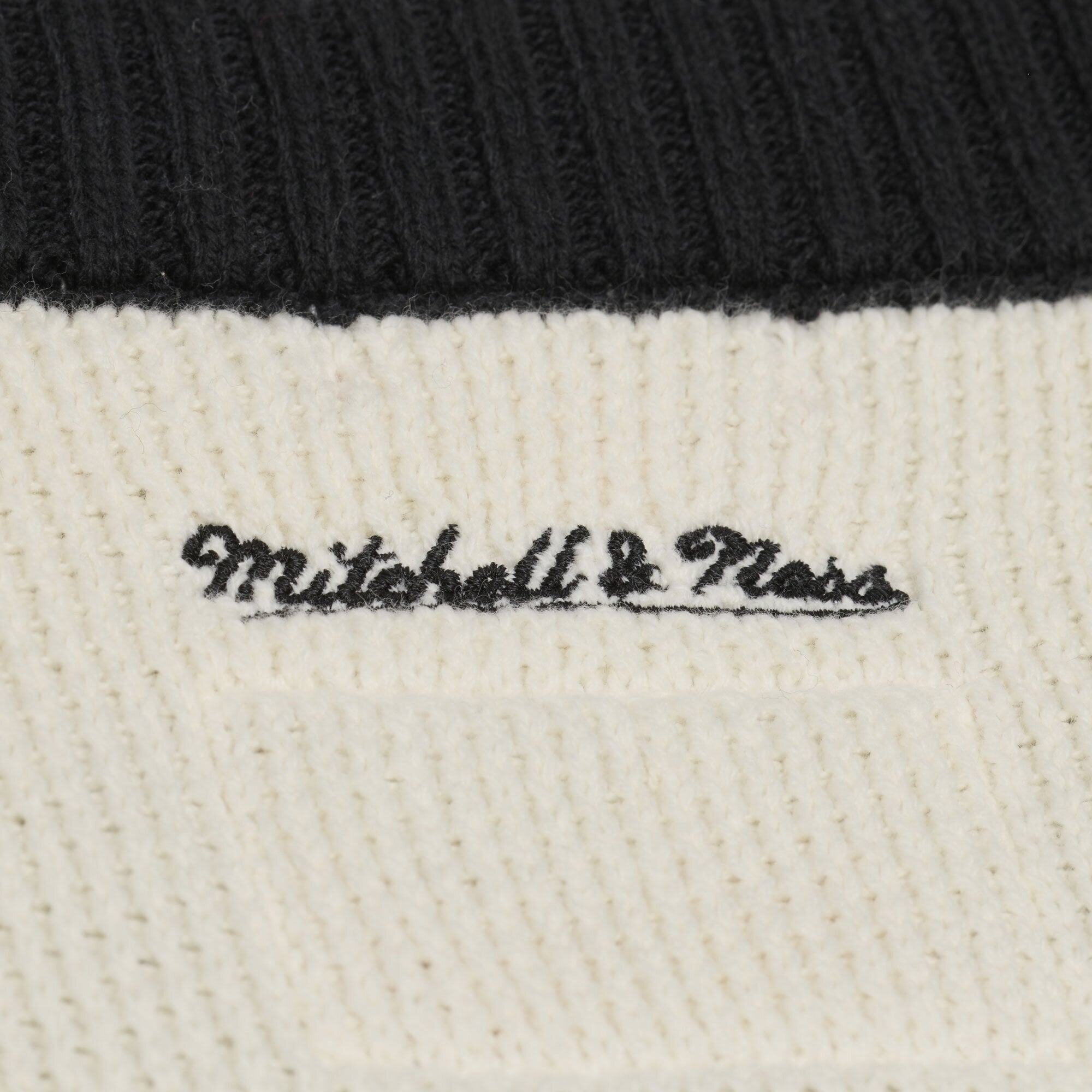Pull col V Mitchell & Ness crème Georgia Bulldogs Retro Roots pour femme