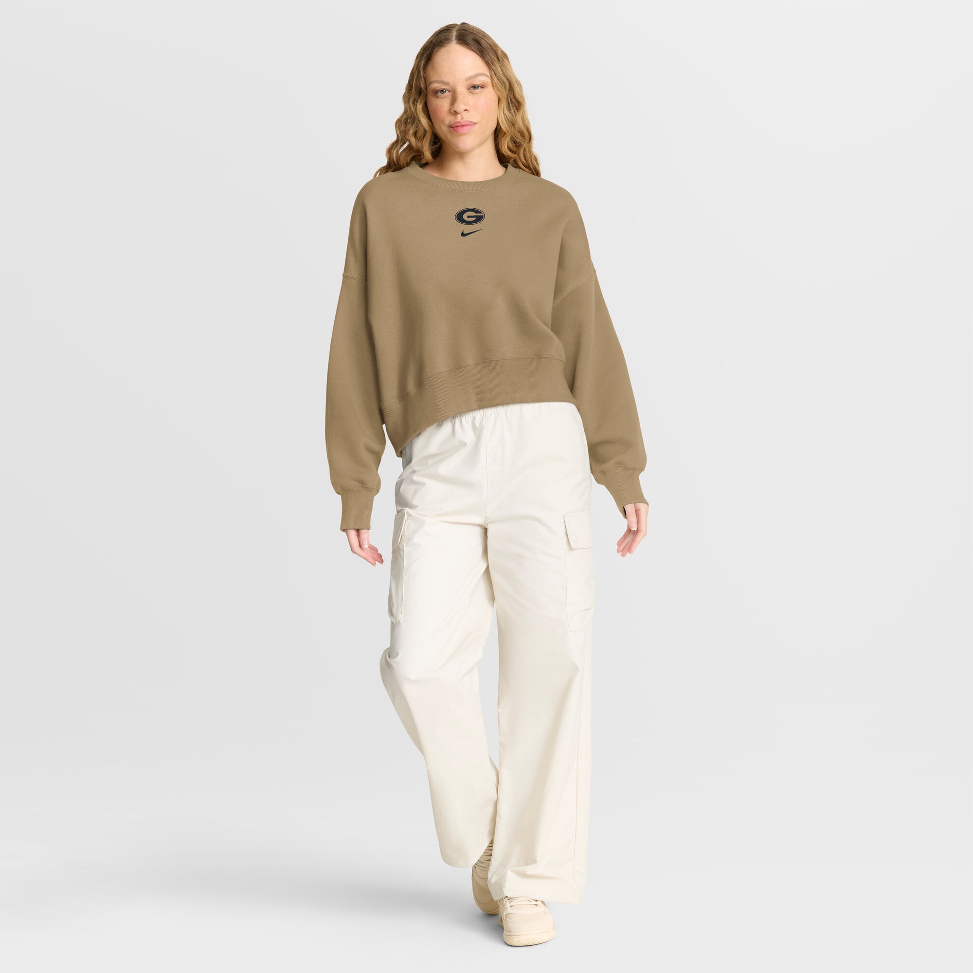 Sweat-shirt oversize Nike Georgia Bulldogs Phoenix pour femme, couleur beige.