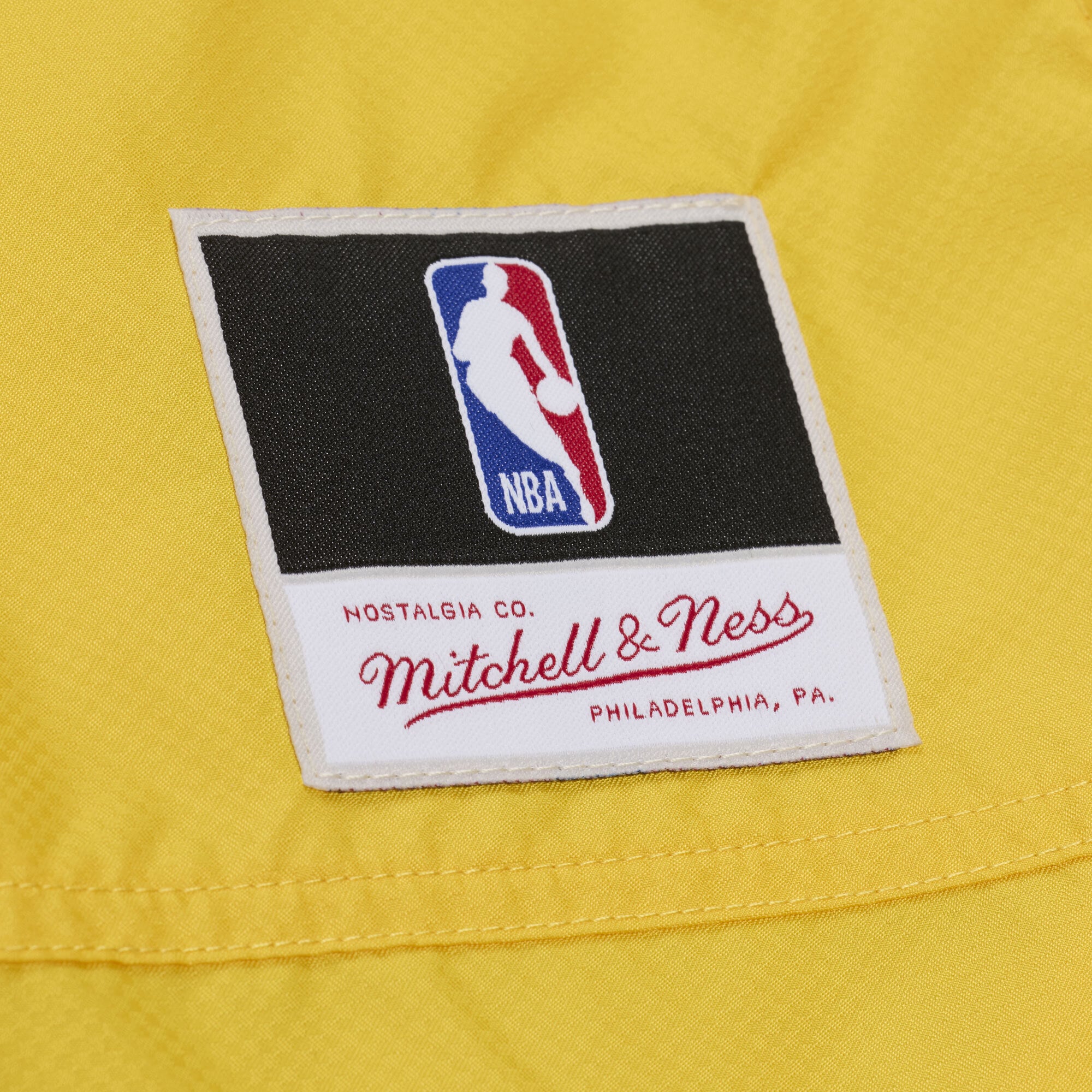 Veste coupe-vent demi-zip Mitchell & Ness Golden State Warriors à carreaux triples dorés pour homme
