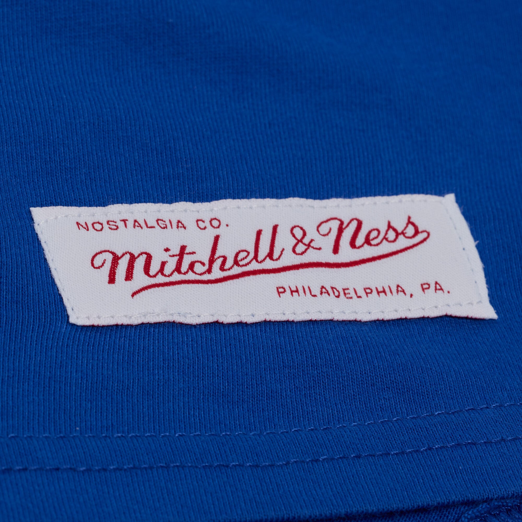 T-shirt court à imprimé graphique Golden State Warriors Royal de Mitchell & Ness pour femmes