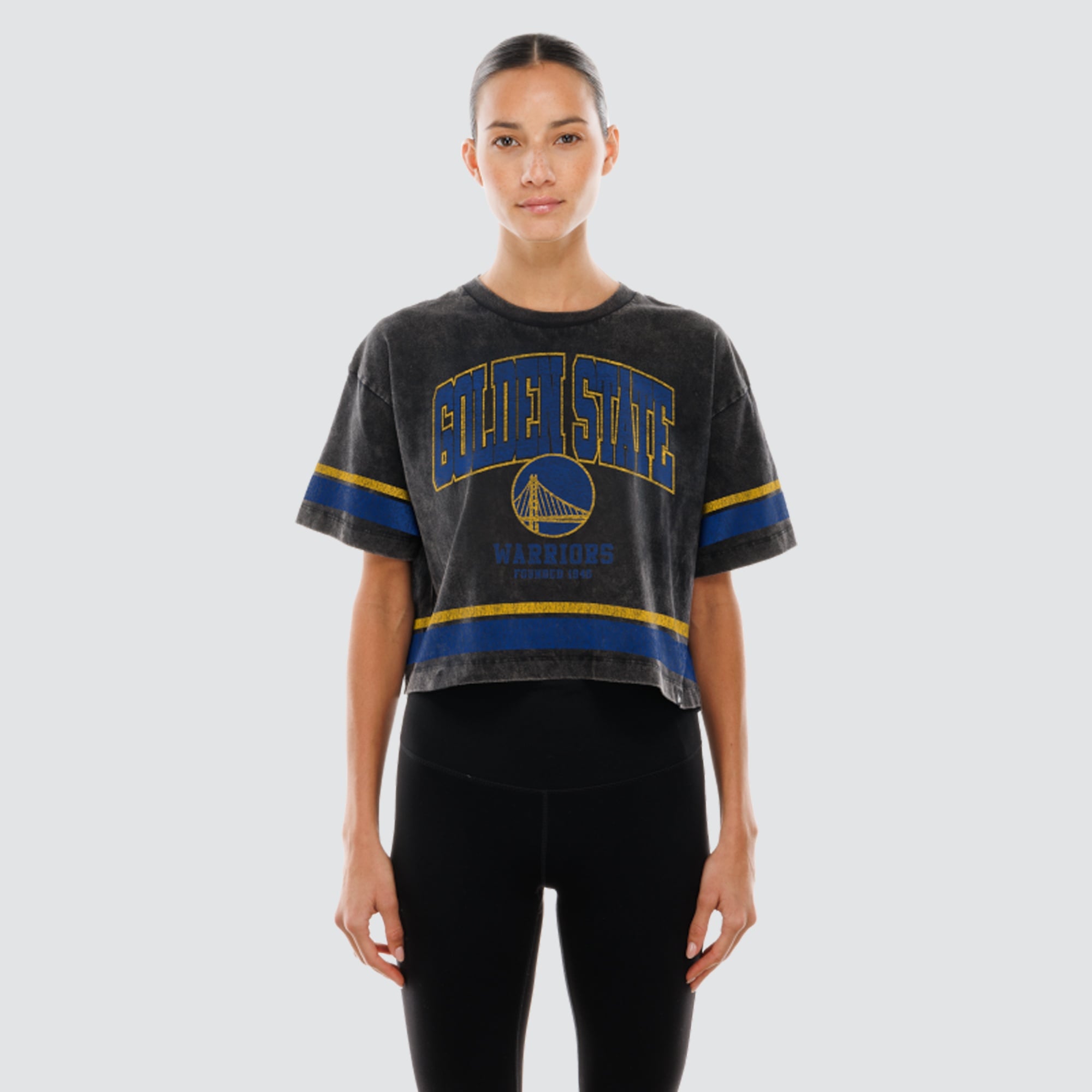 T-shirt court New Era Golden State Warriors noir pour femme, coupe carrée, délavage minéral