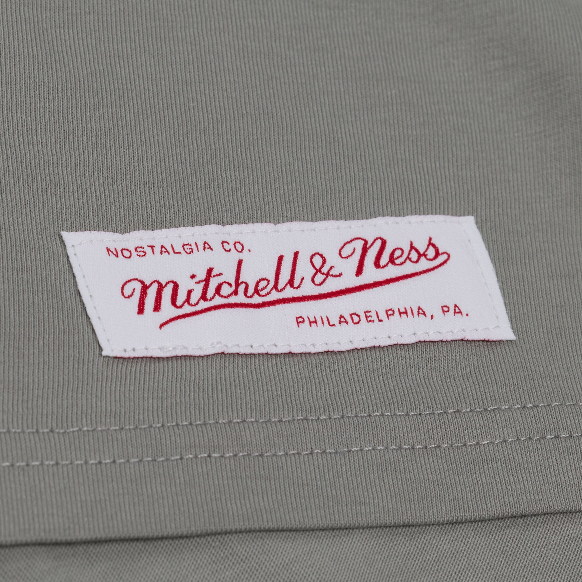 T-shirt à manches courtes Mitchell & Ness gris Green Bay Packers Core Essentials Street Graphic pour homme