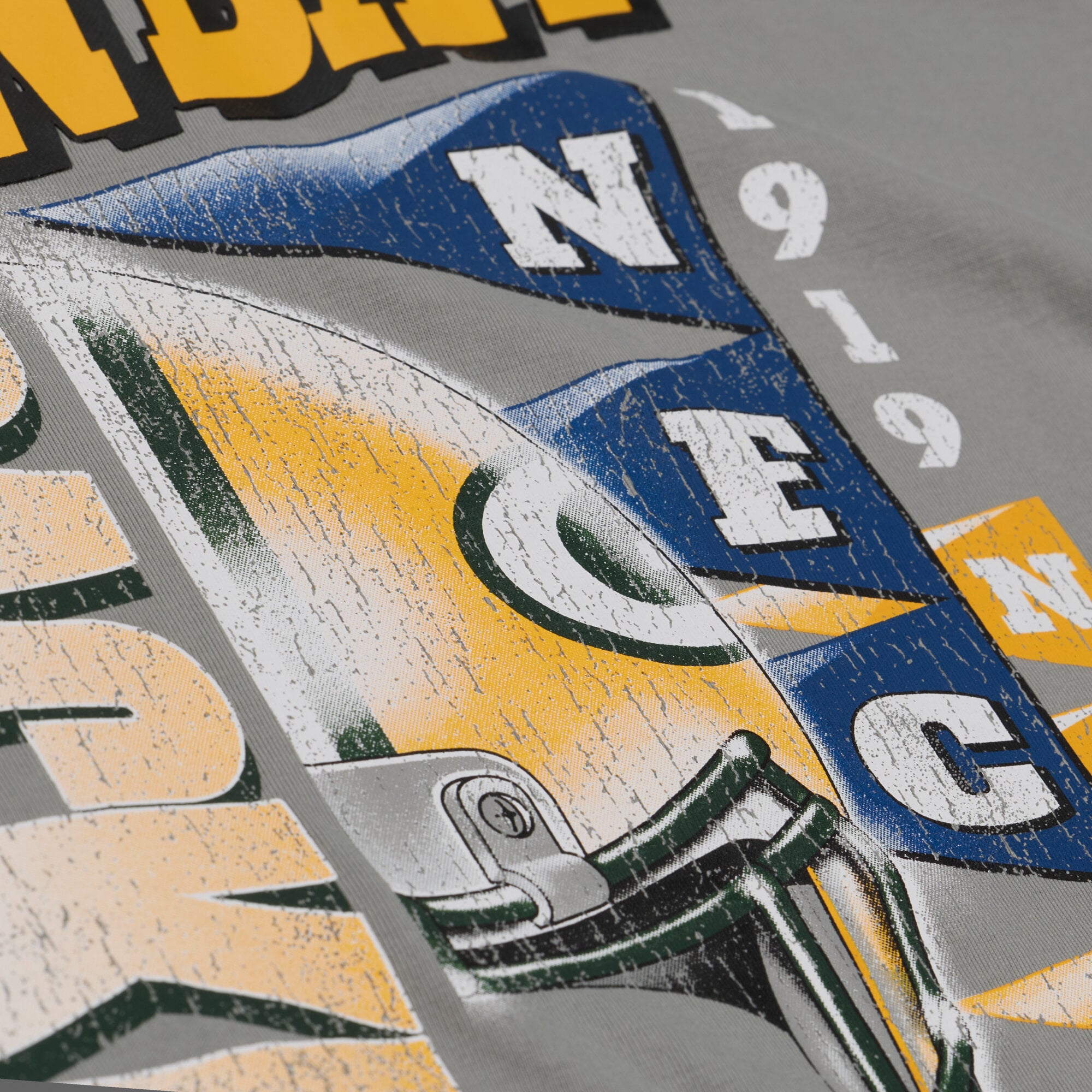 T-shirt à manches courtes Mitchell & Ness gris Green Bay Packers Core Essentials Street Graphic pour homme