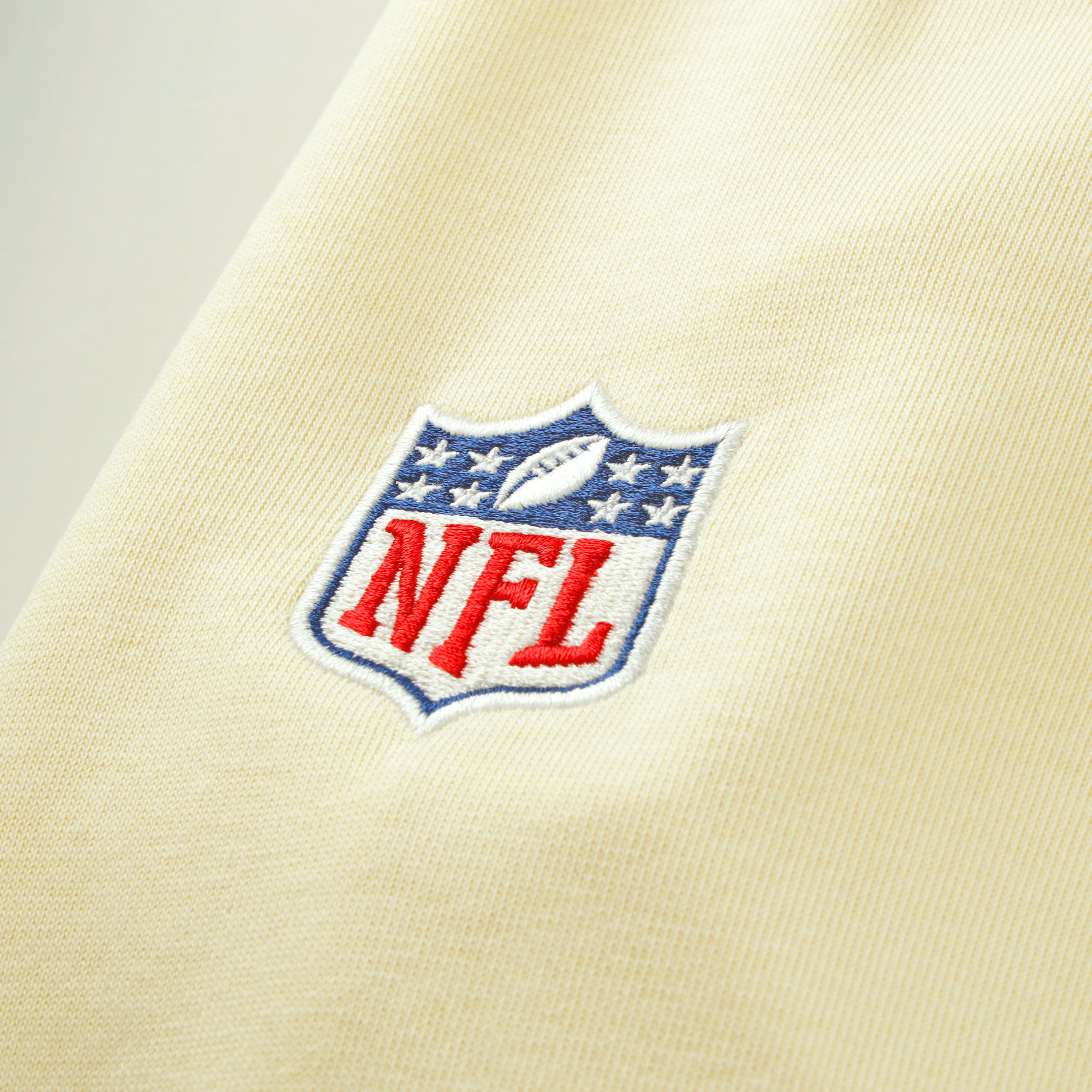 Sweat à capuche Nike Green Bay Packers 2026 Rivalries Collection Standard Issue Sideline pour homme, couleur crème.