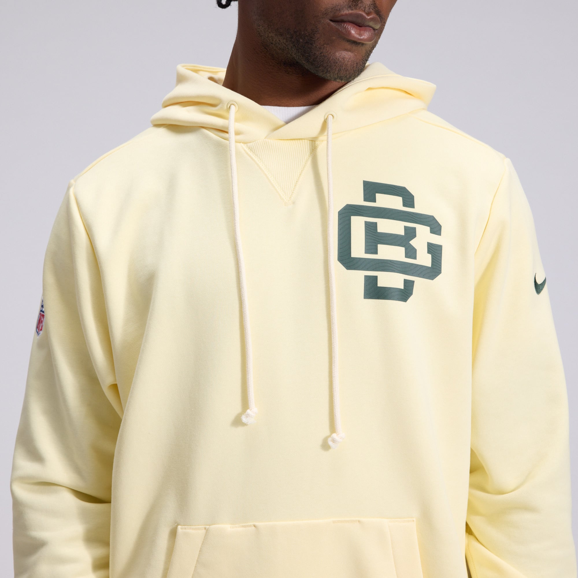 Sweat à capuche Nike Green Bay Packers 2026 Rivalries Collection Standard Issue Sideline pour homme, couleur crème.